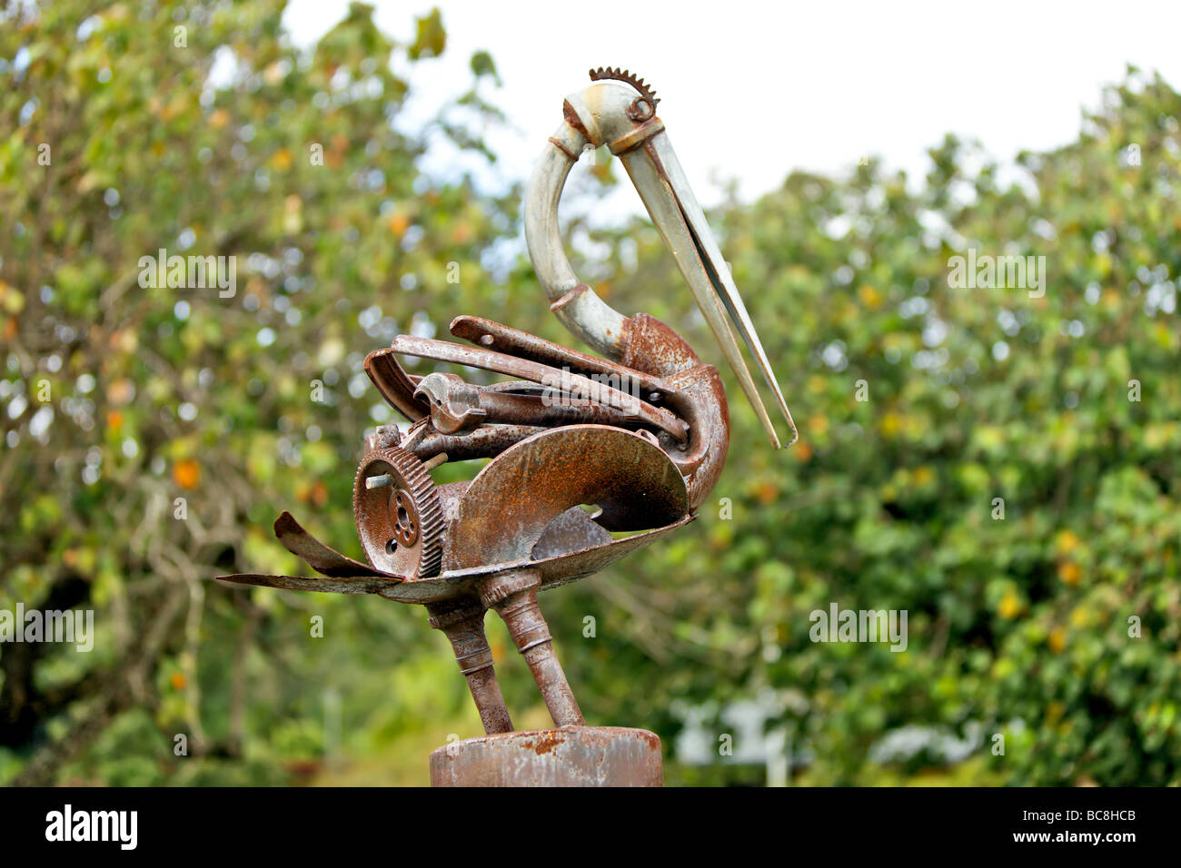 Metall-Skulptur von ein Wasservogel aus Schrott marine Metallteile erstellt Stockfoto