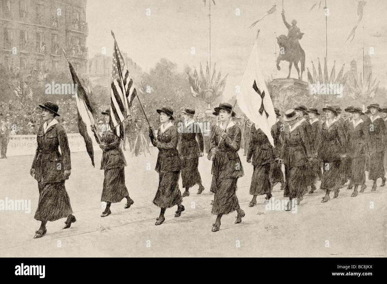 Amerikanischen Krankenschwestern marschieren Parade durch die Straßen von Paris am Tag der Unabhängigkeit 1918. Stockfoto