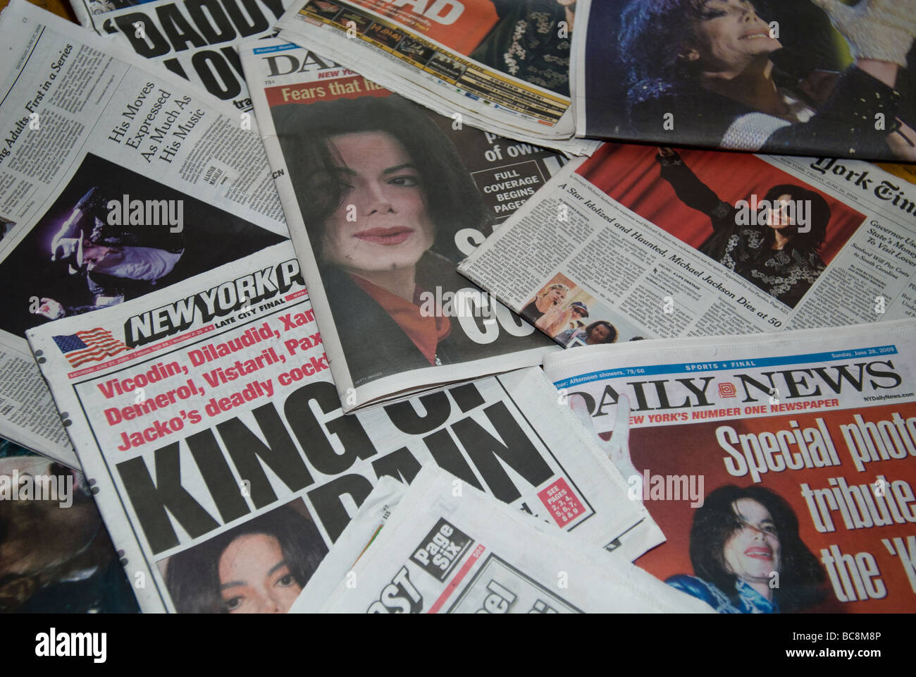 Kopien von den New York Bereich Tageszeitungen über mehrere Tage berichten den Tod von pop-Ikone Michael Jackson Stockfoto