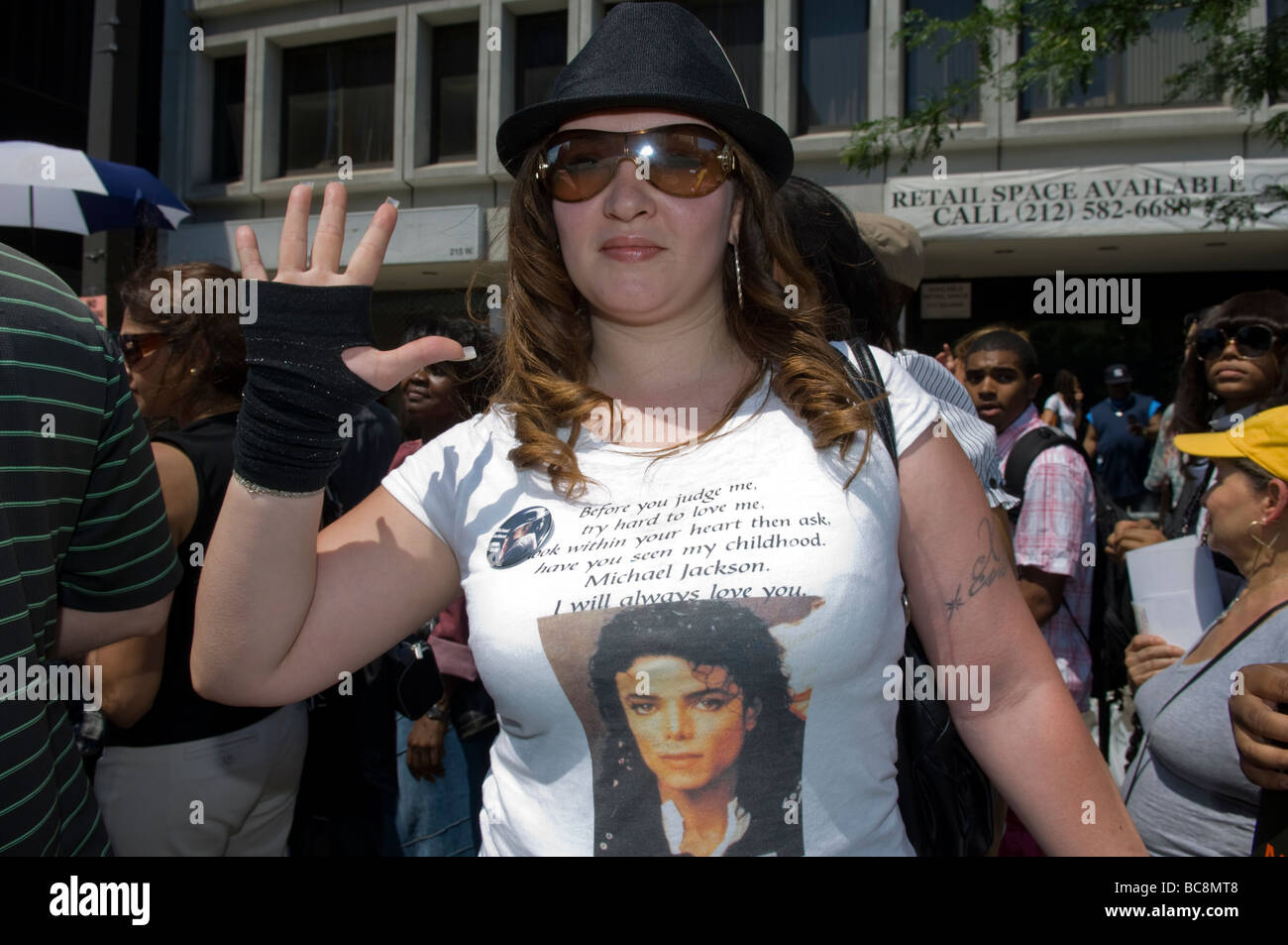 Tausende von Michael Jackson-Fans versammeln sich vor dem Apollo Theater in Harlem in New York für ein Denkmal an die verstorbenen pop-Ikone Stockfoto