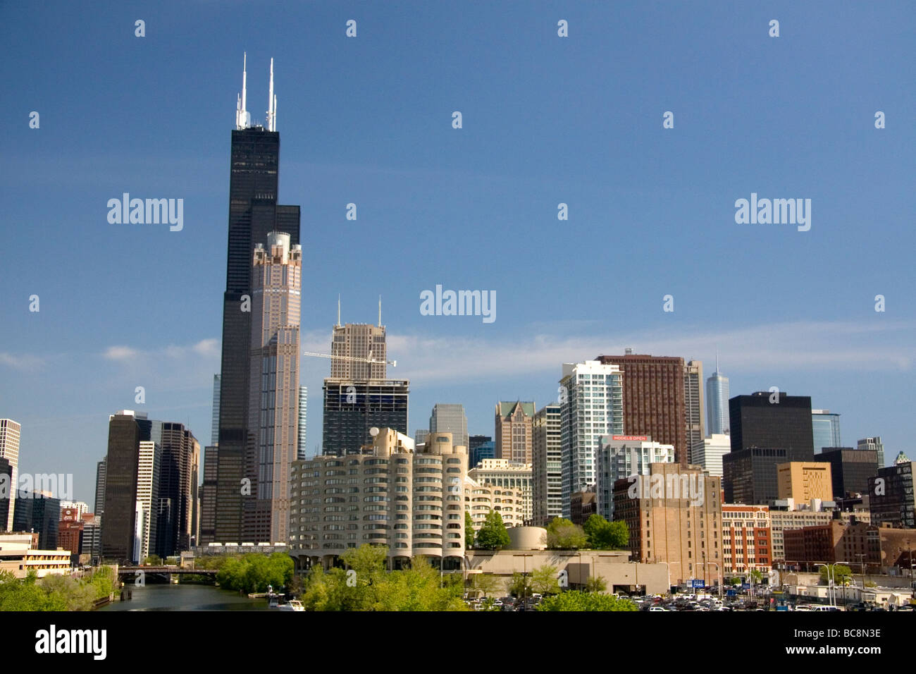 Willis Tower, früher bekannt als die Sears Tower befindet sich auf dem Chicago River in Chicago Illinois USA Stockfoto