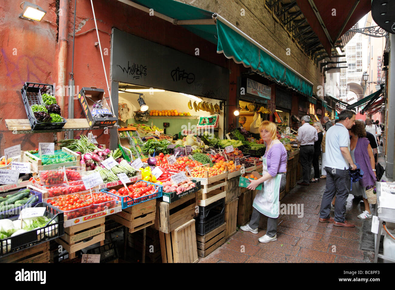Obst und Gemüse Marktstände in der schmalen Straße via Pescherie Vecchie Bologna Italien Stockfoto