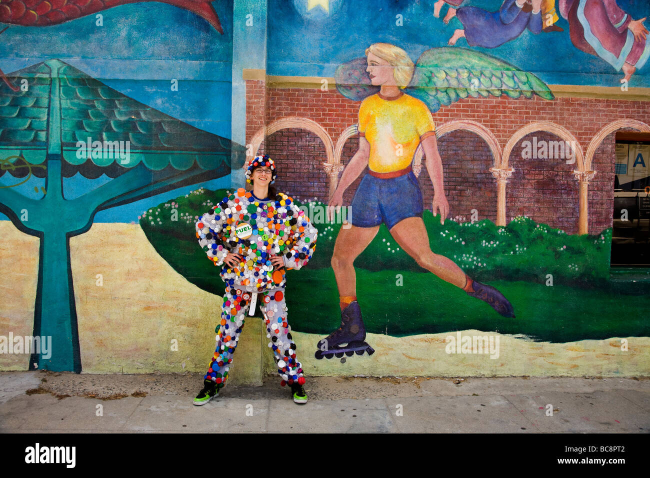 Eine Frau, gekleidet in Kronkorken Eco Fest 27. Juni 2009 Stockfoto