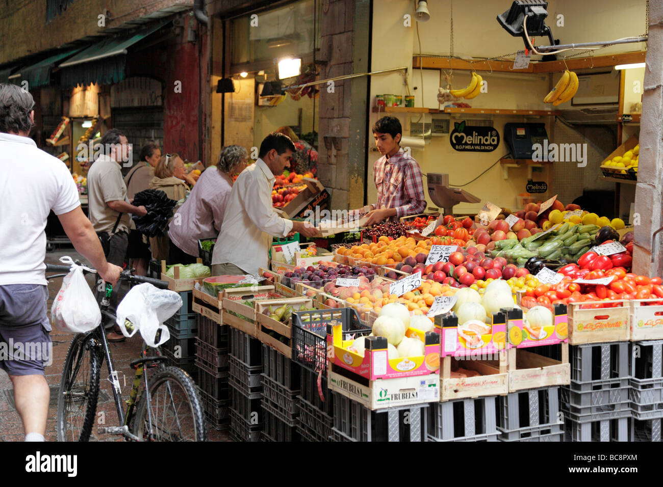 Obst und Gemüse Marktstände in der schmalen Straße via Pescherie Vecchie Bologna Italien Stockfoto