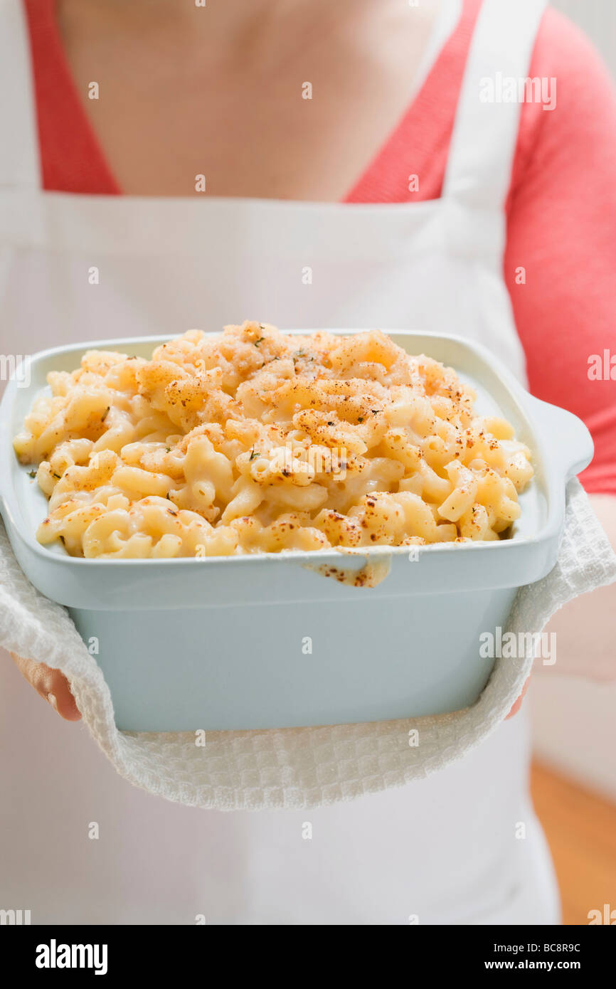 Frau Holding Auflaufform Makkaroni Käse- Stockfoto