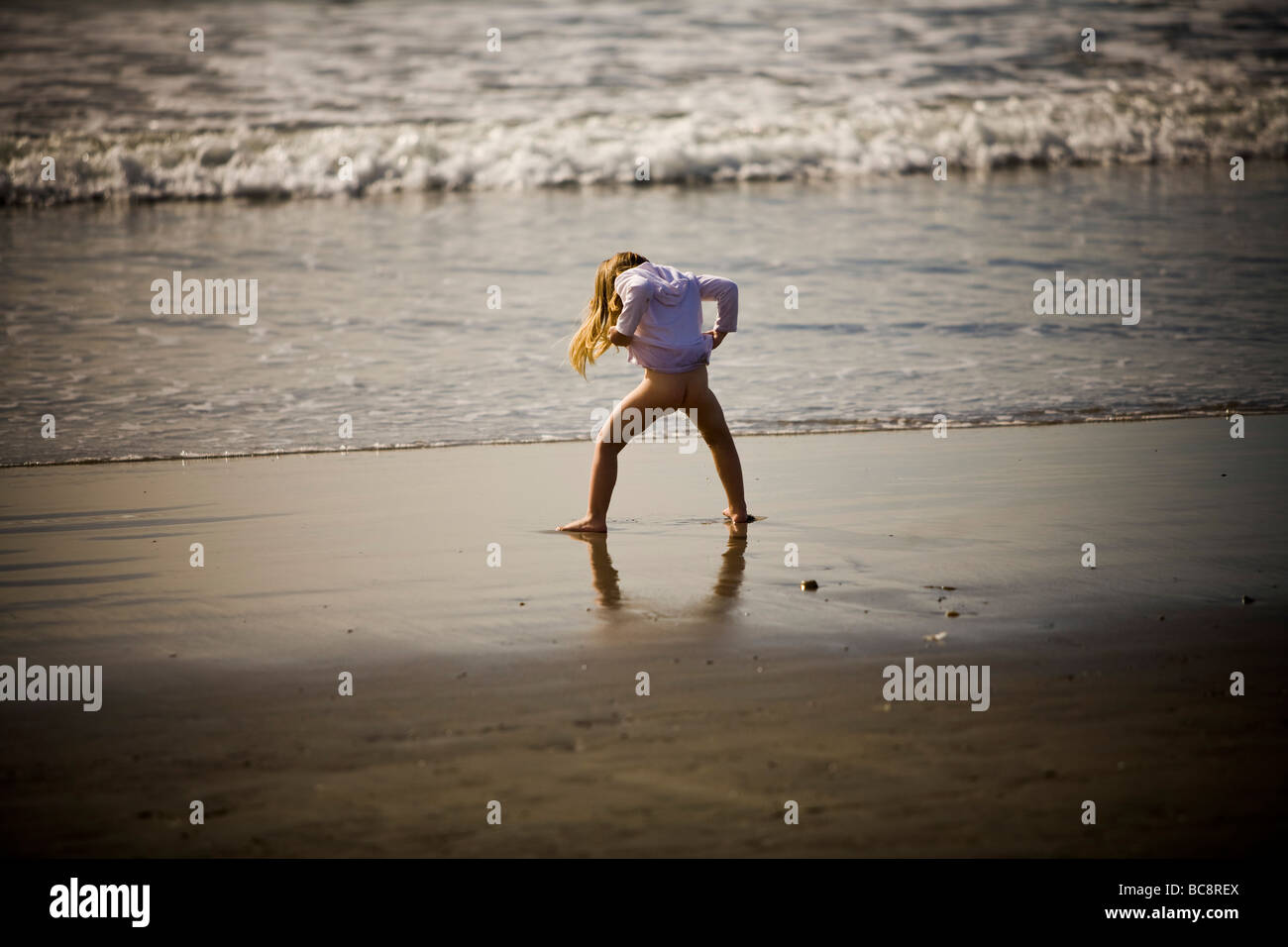Ein Junges Mädchen Geht Ins Bad Am Strand Von Venice Beach Los Angeles