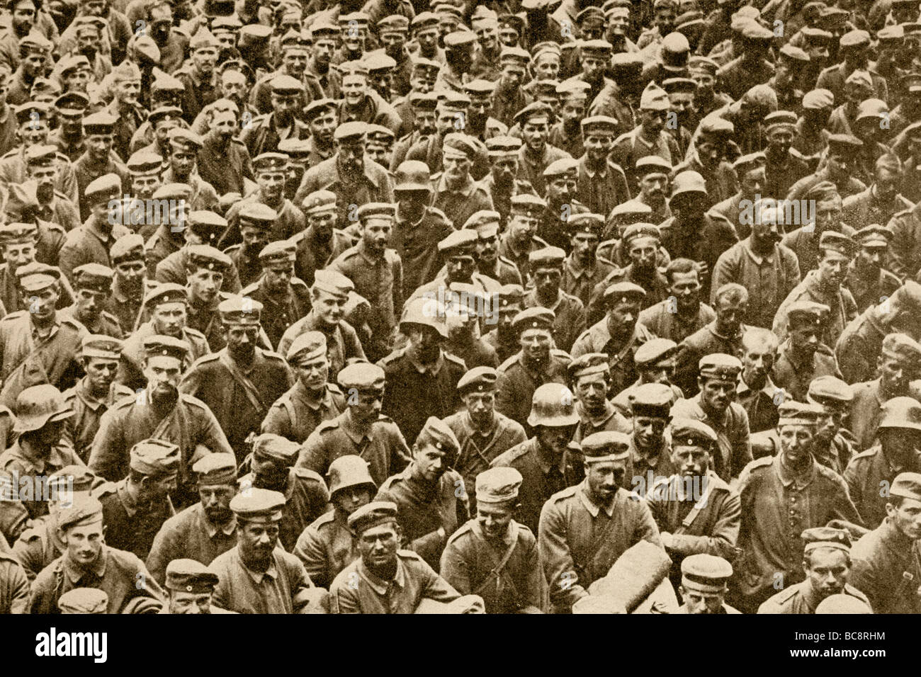 Deutsche Kriegsgefangene genommen durch britische Truppen zu Beginn des zweiten Schlacht an der Somme. Stockfoto