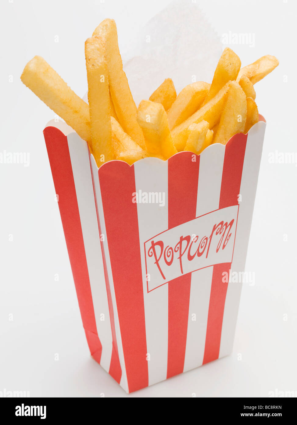 Chips in einem gestreiften Karton- Stockfoto