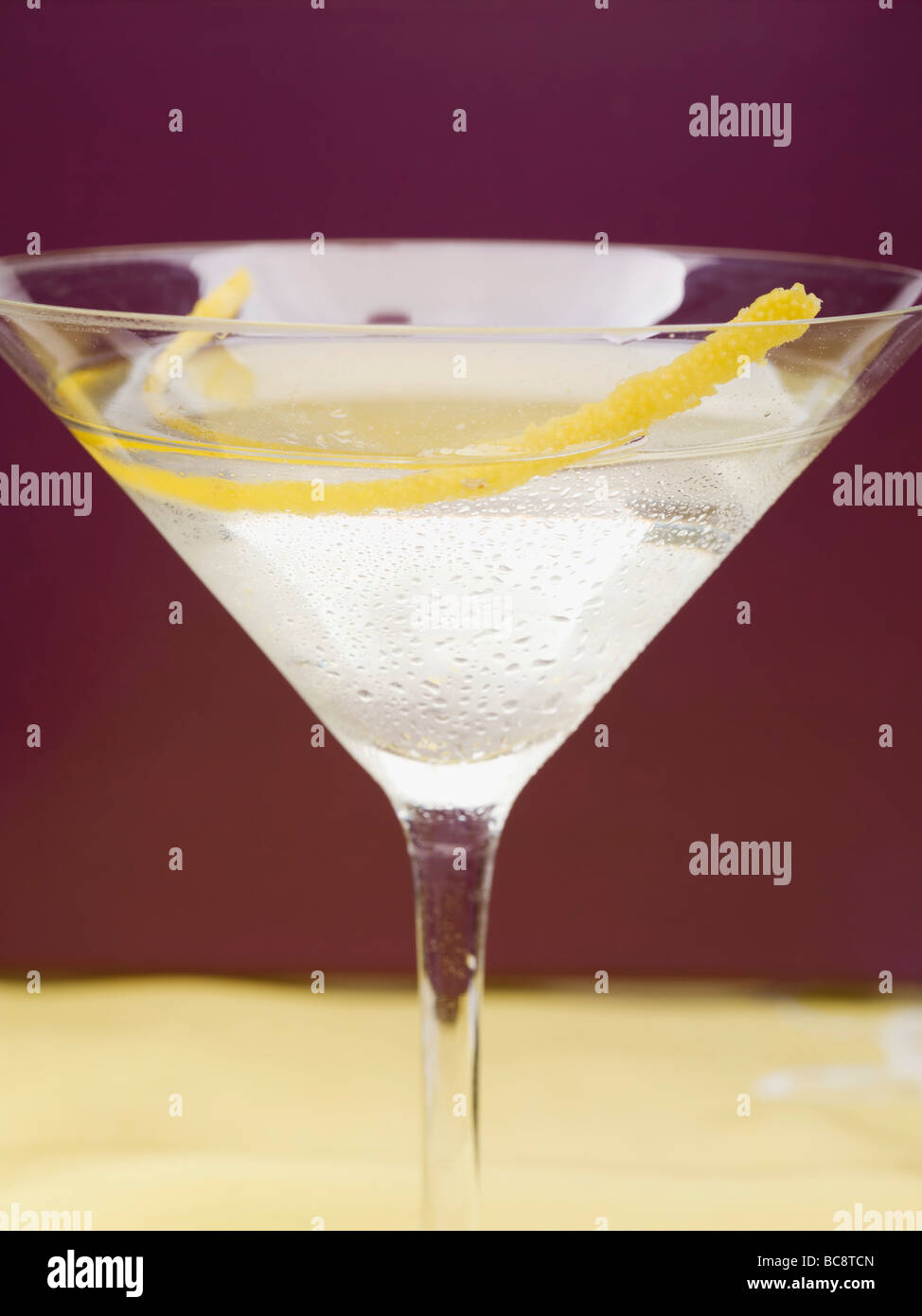 Martini mit zitrone Fotos und Bildmaterial in hoher Auflösung Alamy