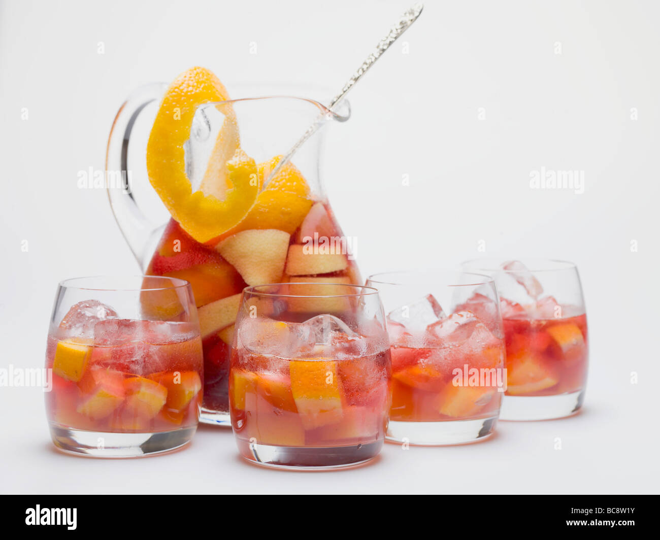 Fruchtige Rotweine in Glas Karaffe und Gläser Punsch- Stockfoto