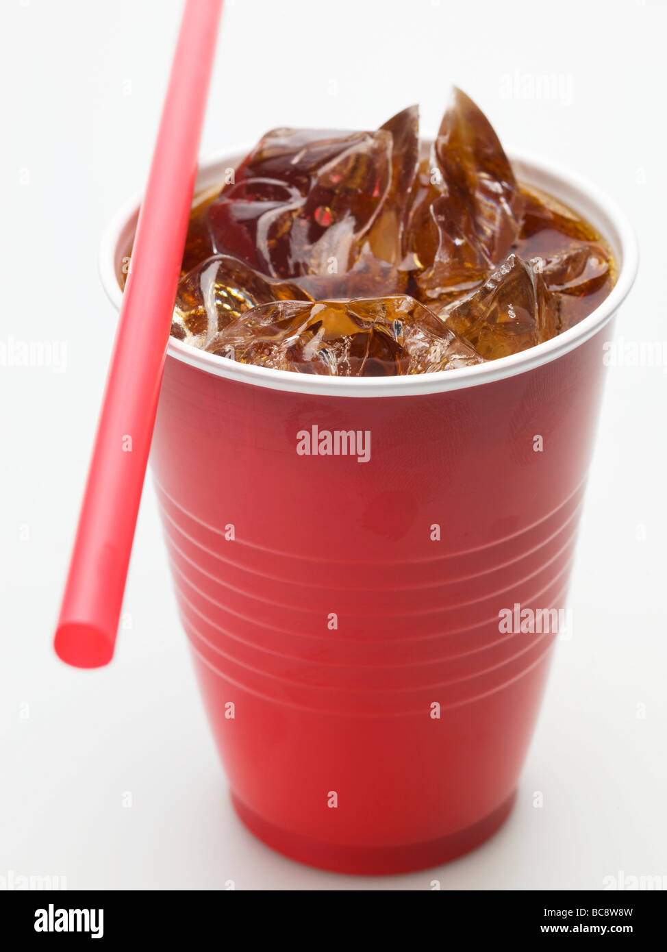 Cola mit Eiswürfeln in einem Plastikbecher- Stockfoto