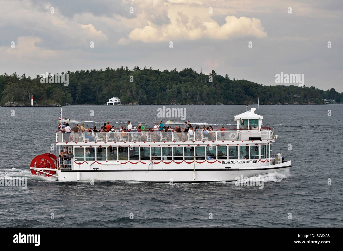 Boot mit Touristen Kreuzfahrt die berühmten 1000 Inseln, Ontario, Kanada (Gananoque) Stockfoto