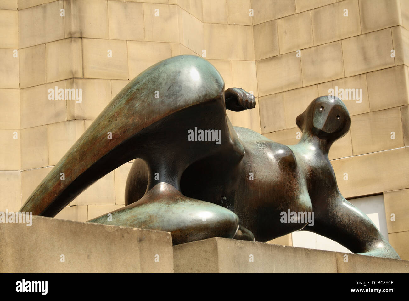 Henry Spencer Moore Bronze Statue Leeds Yorkshire Vereinigtes Königreich UK liegende Dame Stockfoto