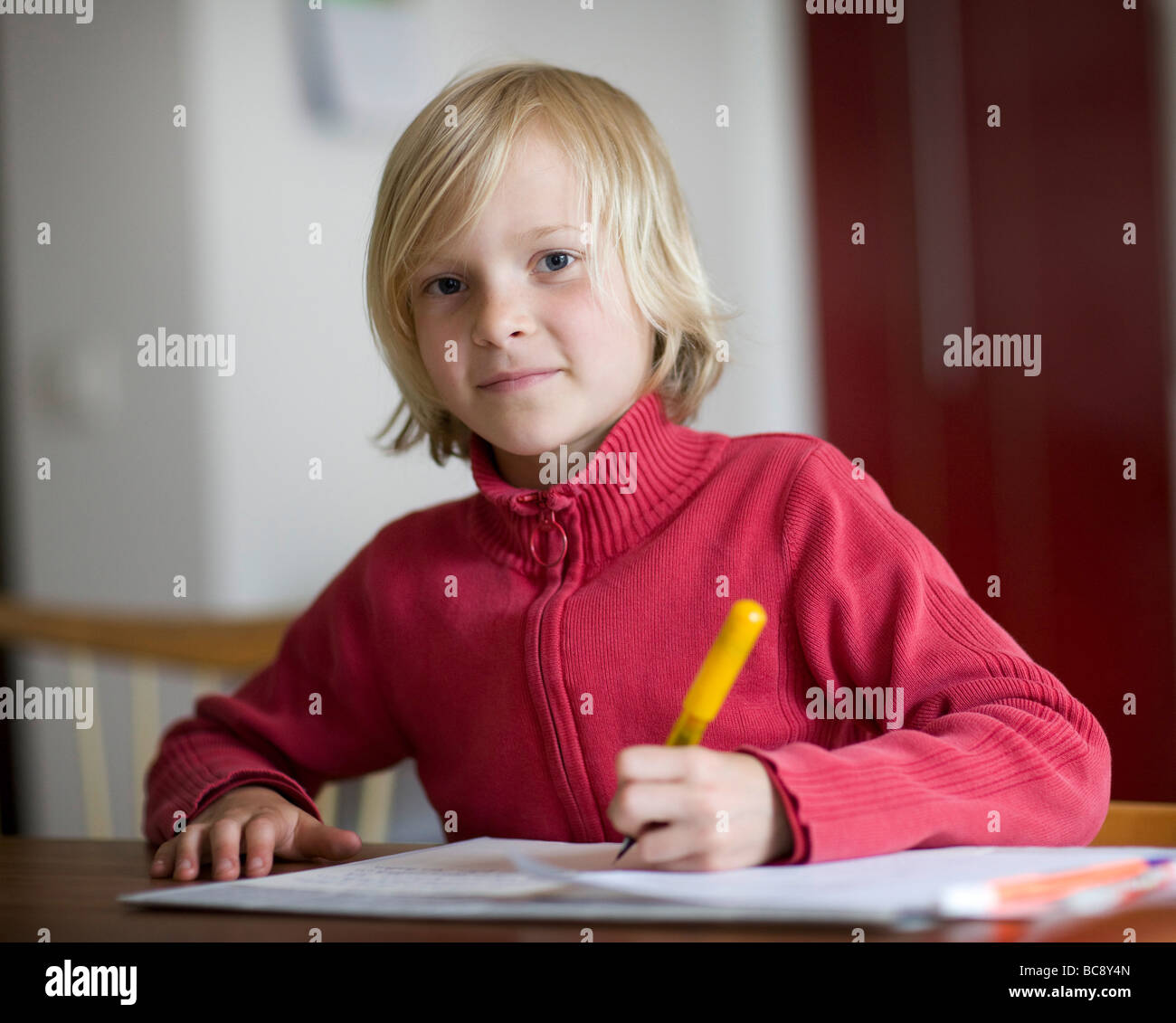 eine Mädchen ist ihre Hausaufgaben machen. Stockfoto