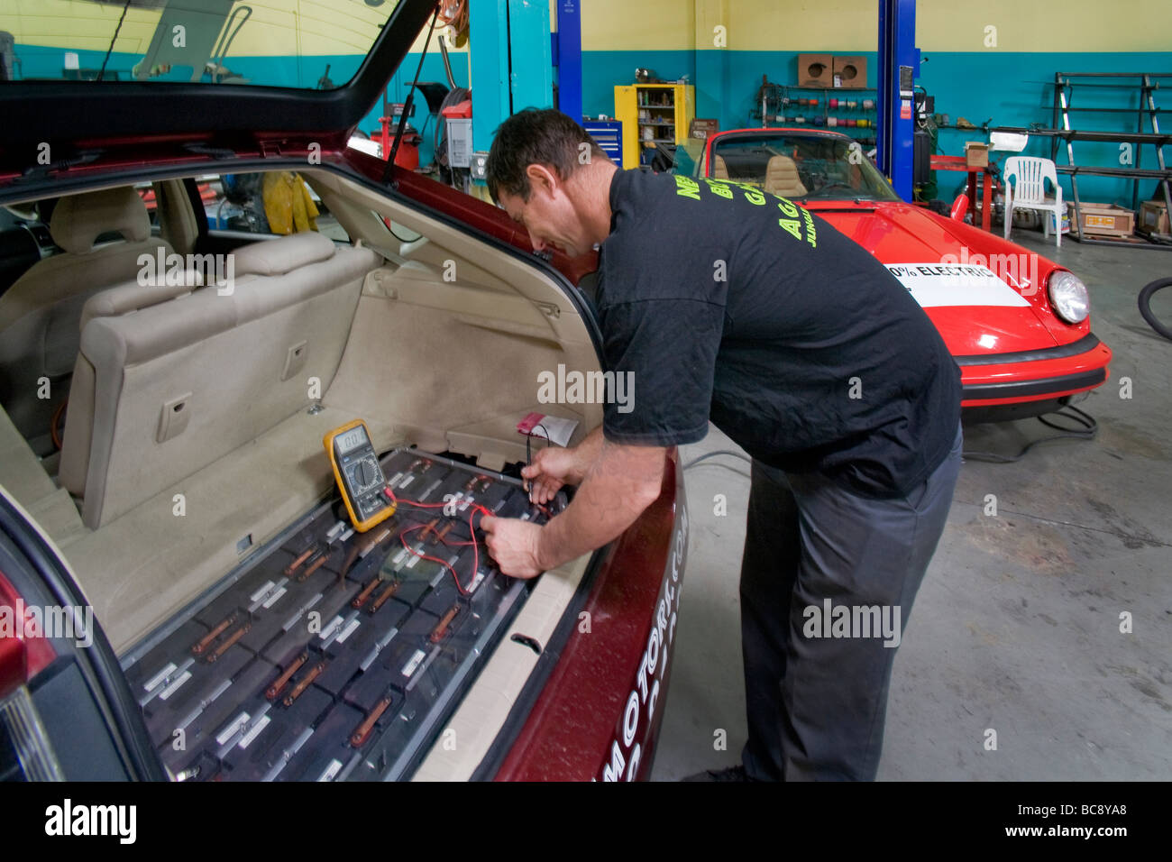 Ein Techniker in einem Southern California Fahrzeug Modifikation Shop überprüft die Spannung eines Toyota Prius Hybrid-Autos Stockfoto