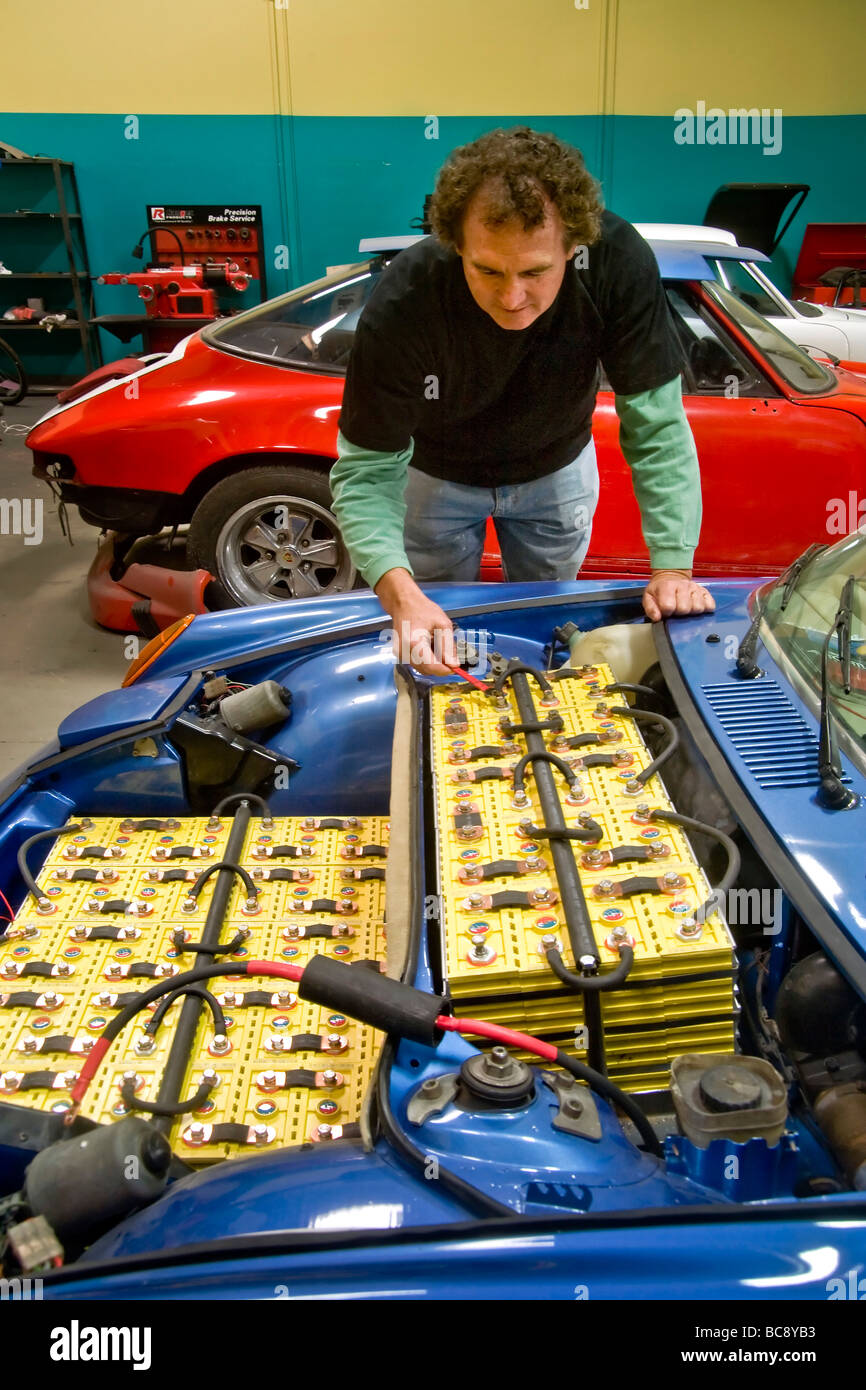 Ein Techniker in einem California Fahrzeug Modifikation Shop installiert 335 Volt DC Lithium Eisen Phosphat-Batterie in einem Porsche-Auto Stockfoto
