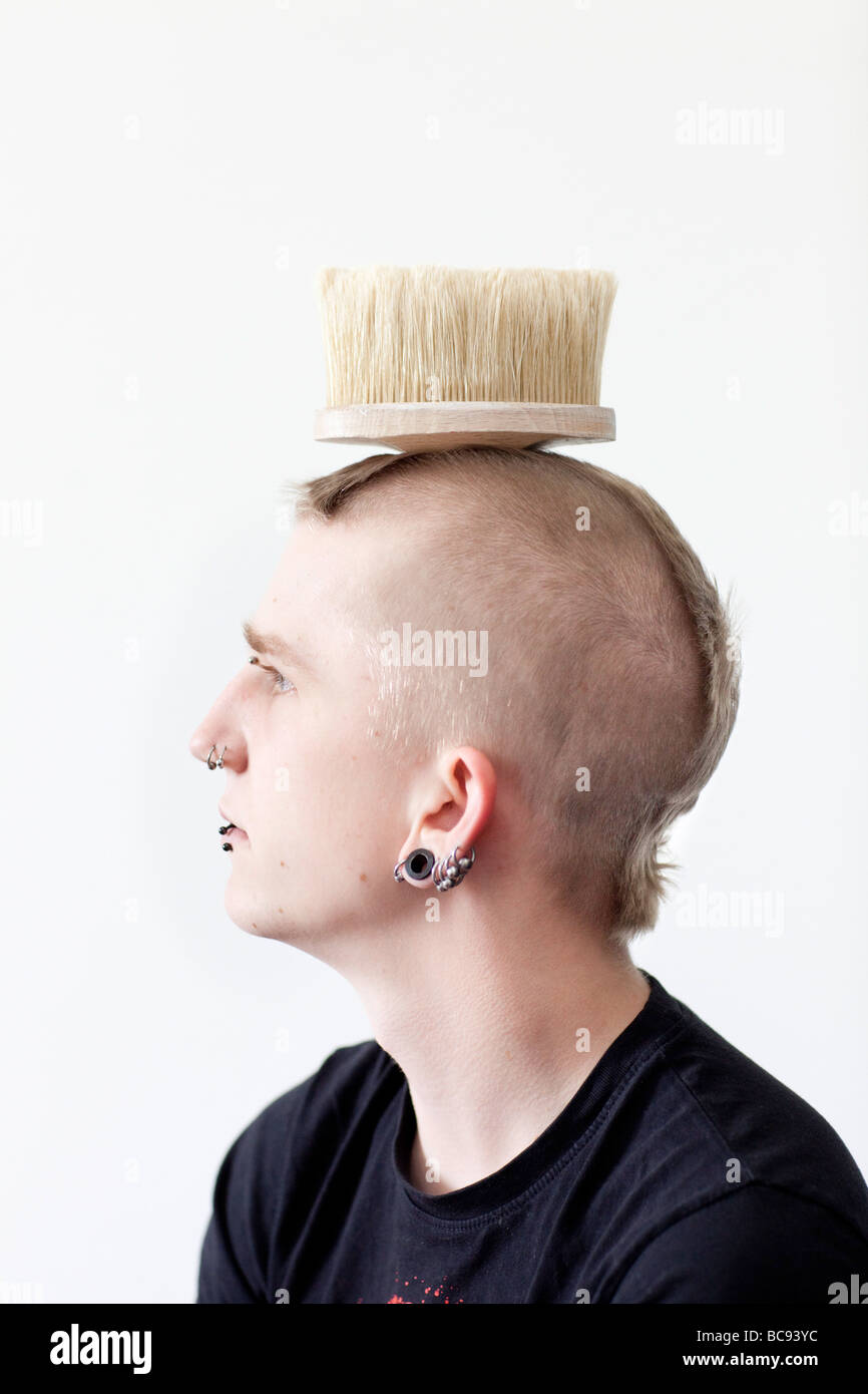 Punk-Bowls Bürste auf dem Kopf Stockfoto