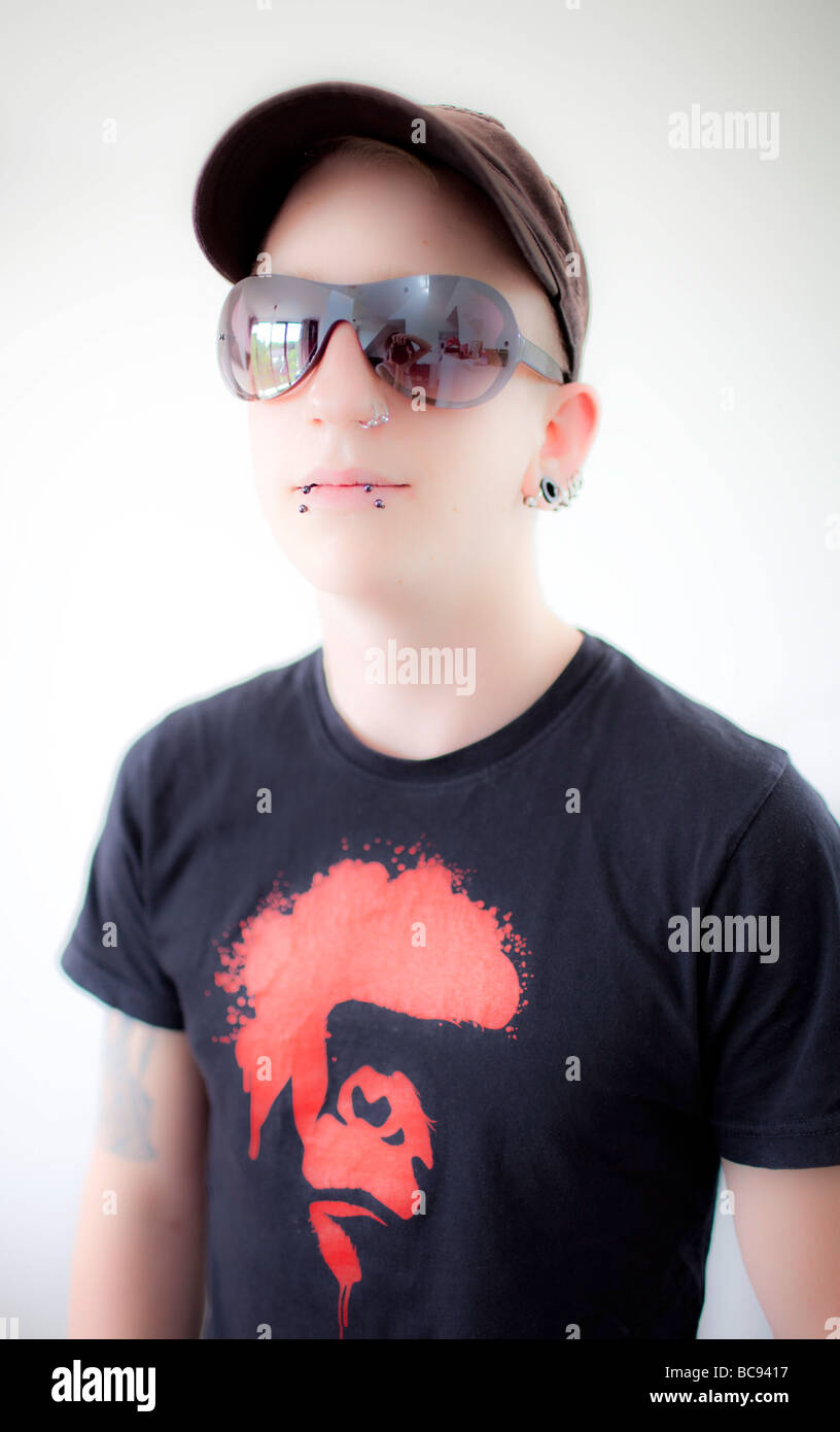 Gepiercte junge Mann mit Sonnenbrille Stockfoto