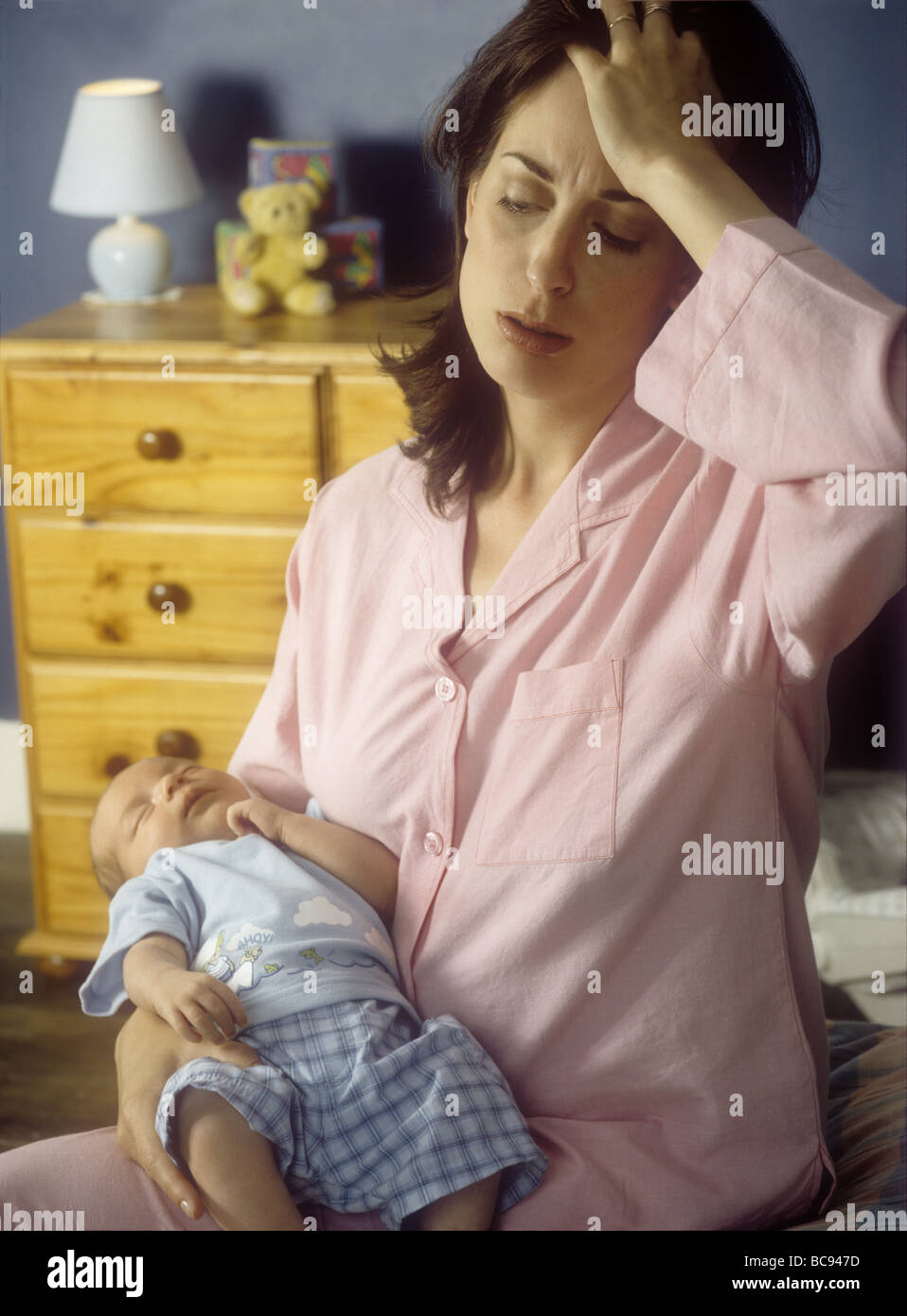 Mutter leidet an postnatalen Depressionen halten ihr neues Baby junge Stockfoto