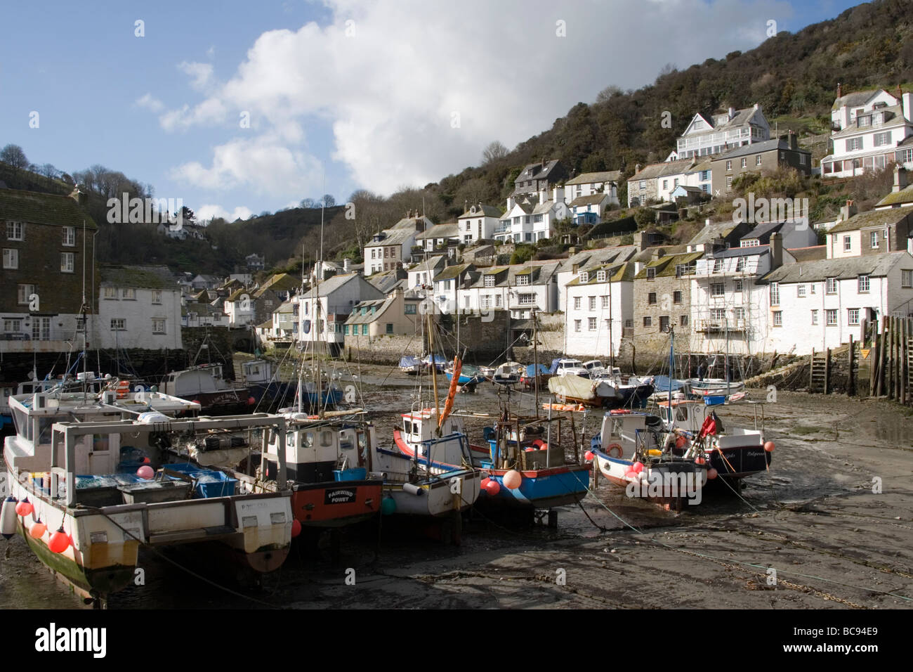 Boote in der Bucht bei Polpero, Cornwall Stockfoto