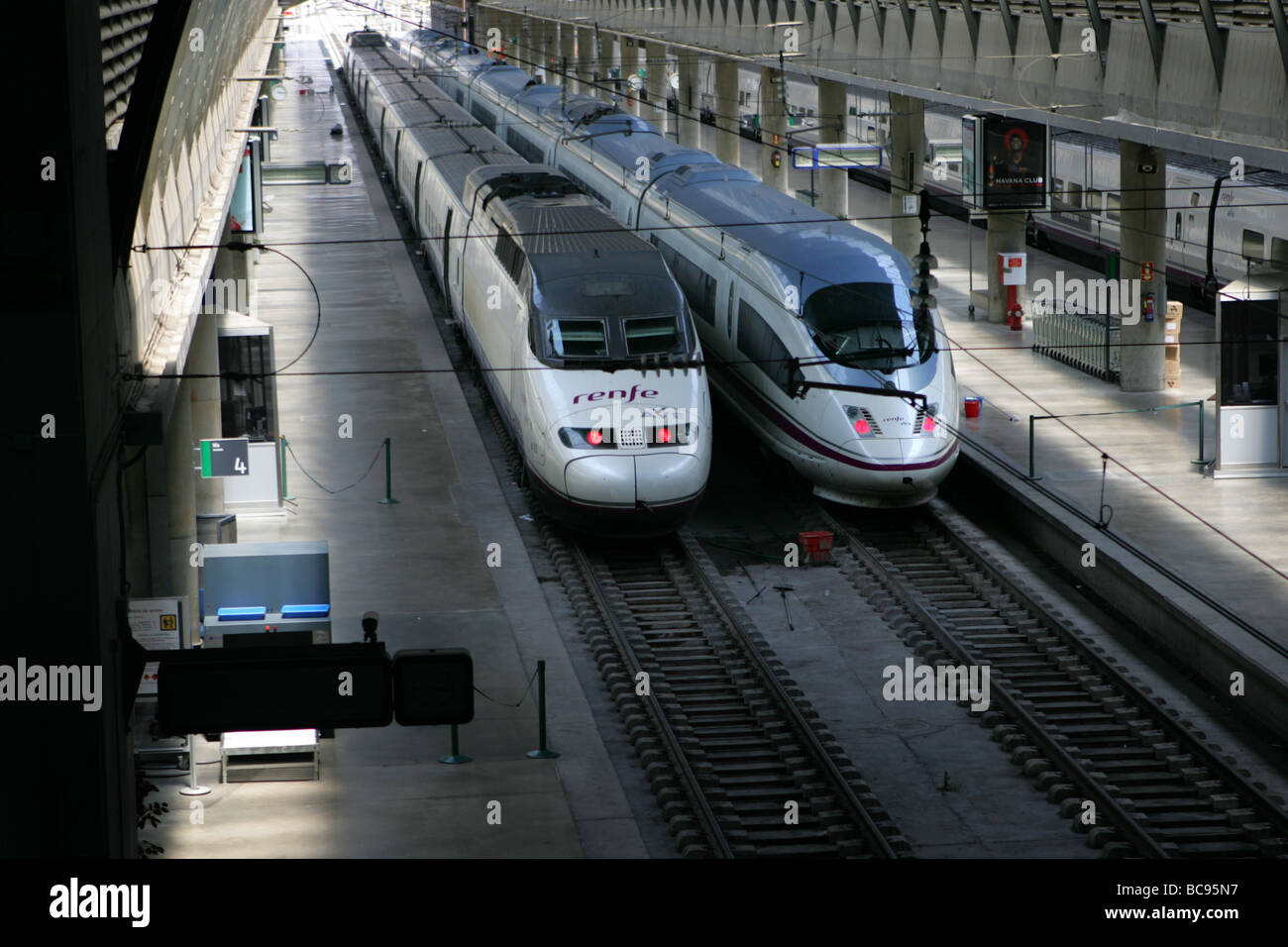Hochgeschwindigkeitszüge AVE sind am Bahnhof Santa Justa in Sevilla geparkten gesehen. Stockfoto