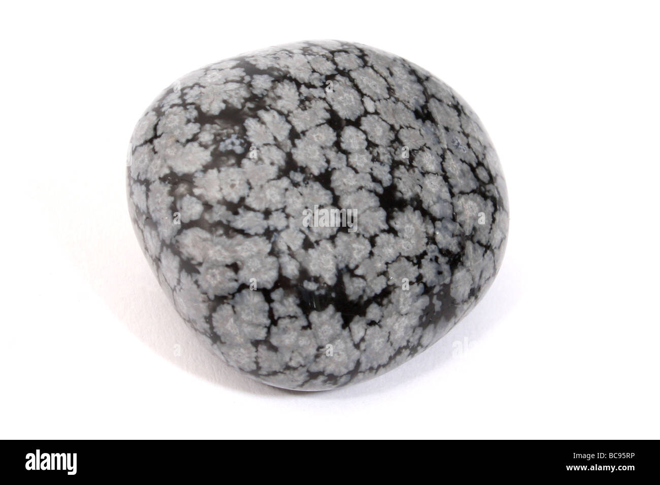 Eine Schneeflocke Obsidian Heilung Kristall. Stockfoto
