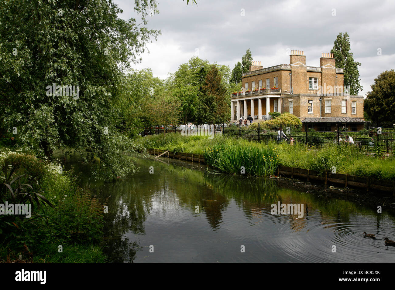 New River führt vorbei an Clissold House, Clissold Park, Stoke Newington, London, UK Stockfoto