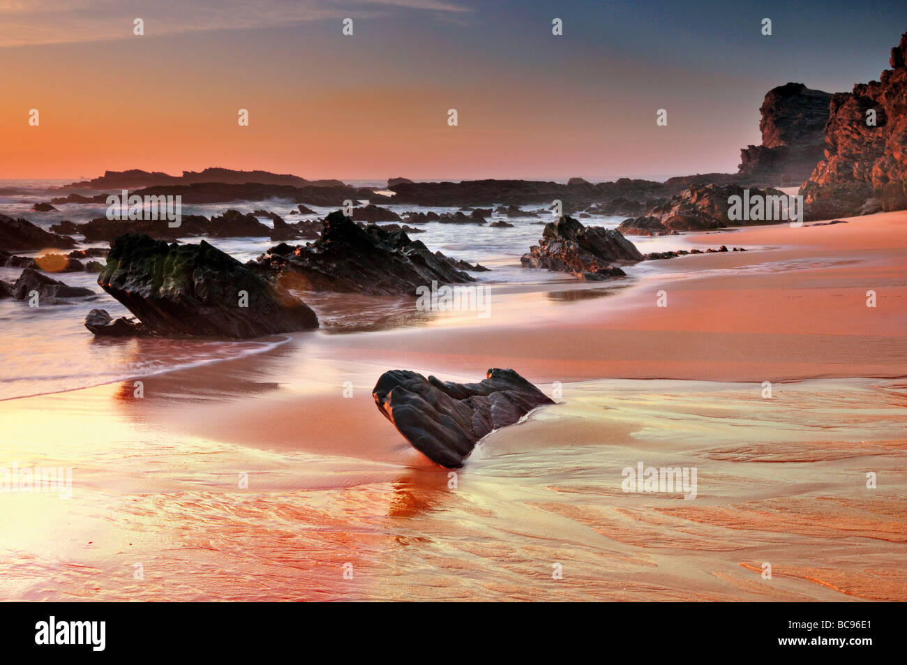 Portugal, Alentejo: Sonnenuntergang am Strand Praia Grande in Porto Covo Stockfoto