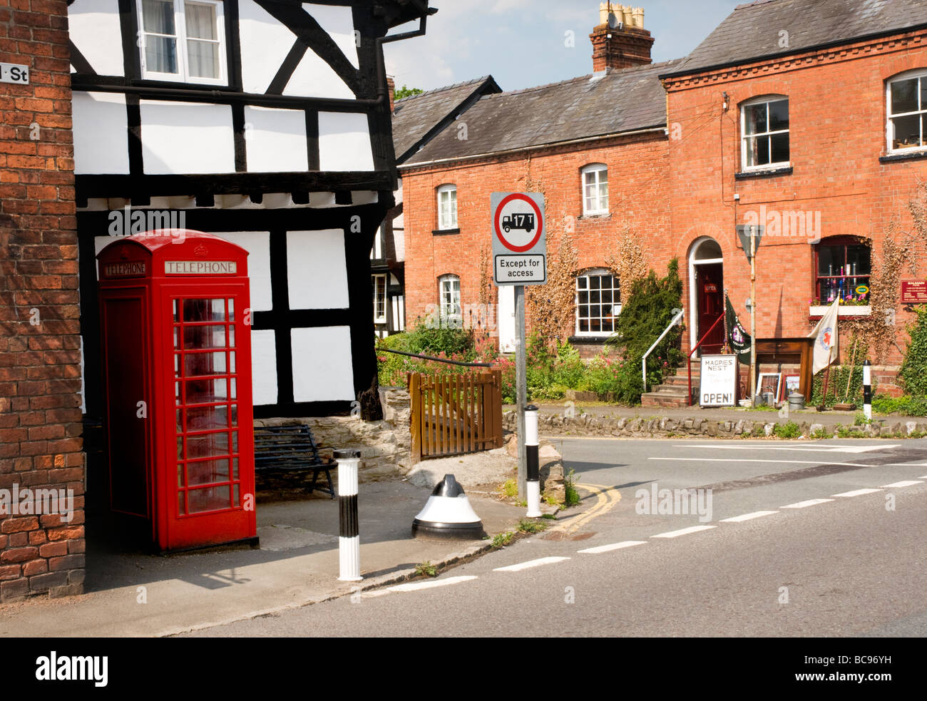 Rote Telefon Feld mittelalterliche Haus Pembridge Herefordshire, England Stockfoto