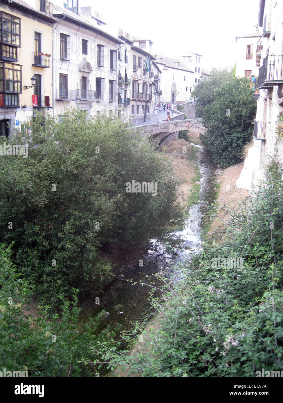 GRANADA, Spanien - The River Gevil verläuft zwischen der Alhambra und dem alten Teil der Stadt Stockfoto