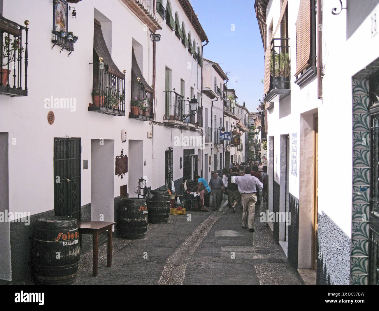 GRANADA, Spanien. Straßen im Stadtteil Albaicín im oberen Teil der Stadt Stockfoto