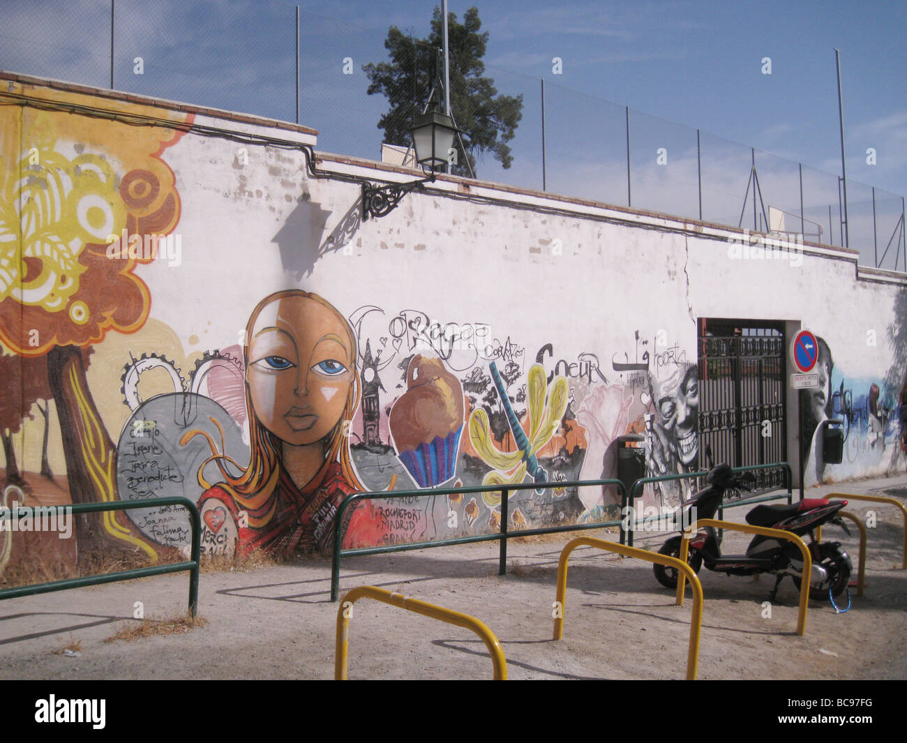 GRANADA, Spanien. Wandkunst im Realejo Teil der Stadt Stockfoto