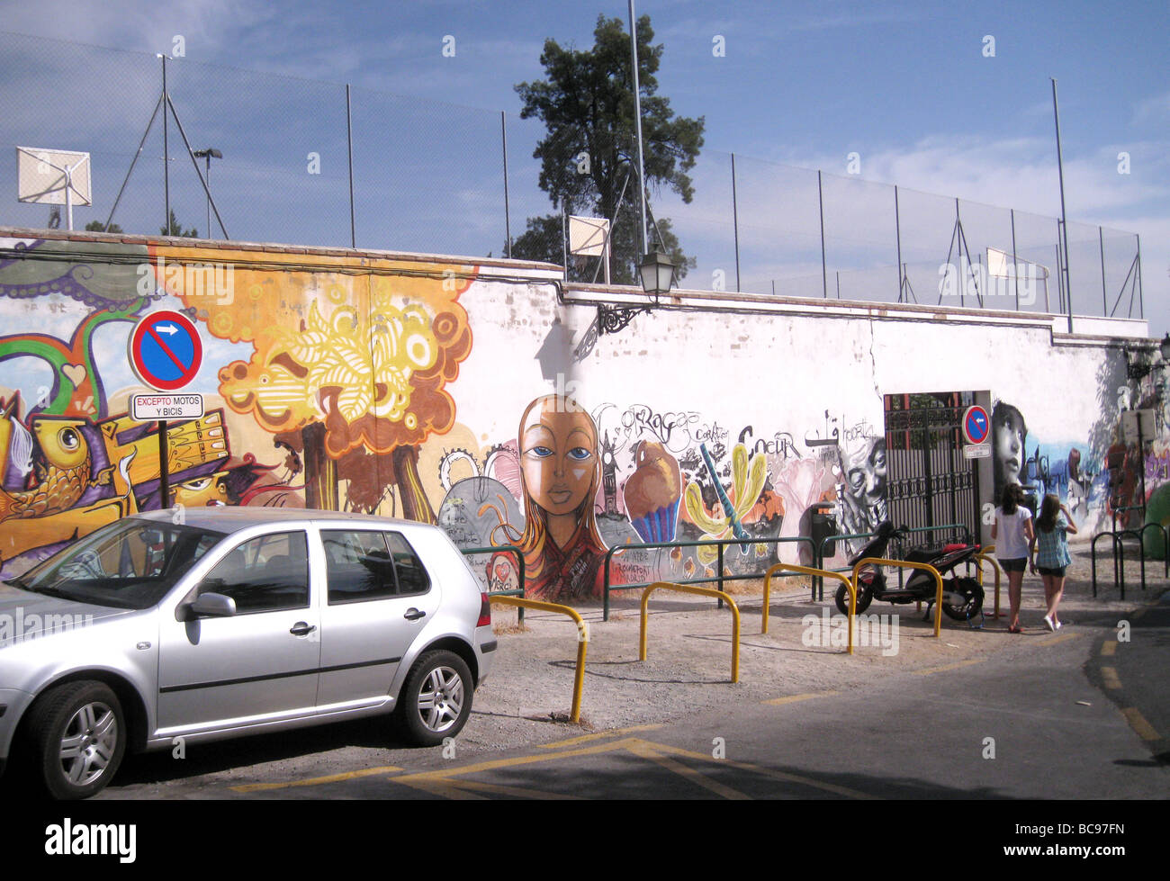 GRANADA, Spanien. Wandkunst im Bereich Realejo der Stadt Stockfoto