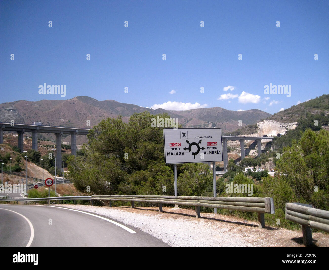 Spanien-Wegweiser für die e-15 Autobahn in der Nähe von Almeria in Andalusien mit Autobahnbrücke im Hintergrund Stockfoto