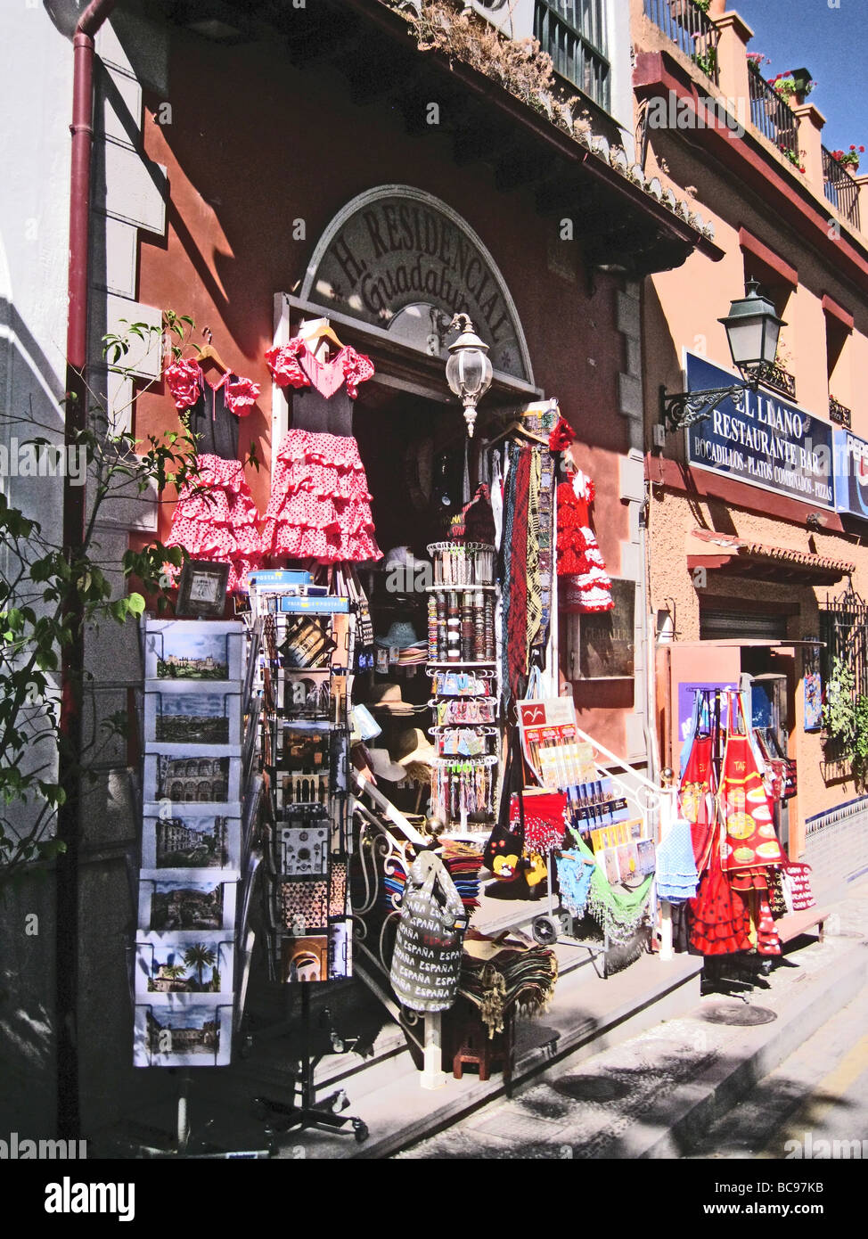 GRANADA, Spanien. Souvenir-Shop neben der Alhambra Stockfoto
