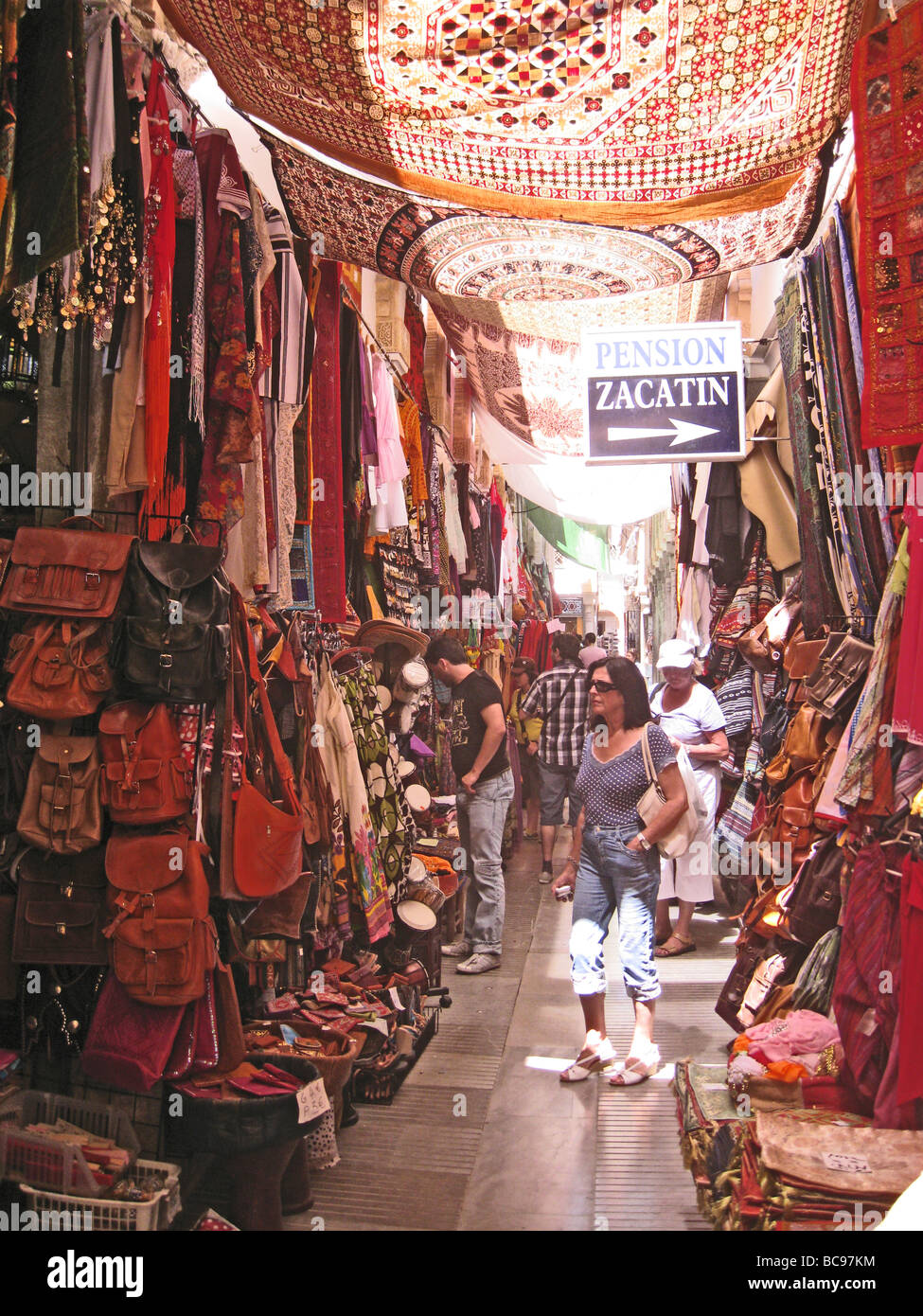 GRANADA, Spanien.  Einkaufen in den Gassen neben der Kathedrale Stockfoto