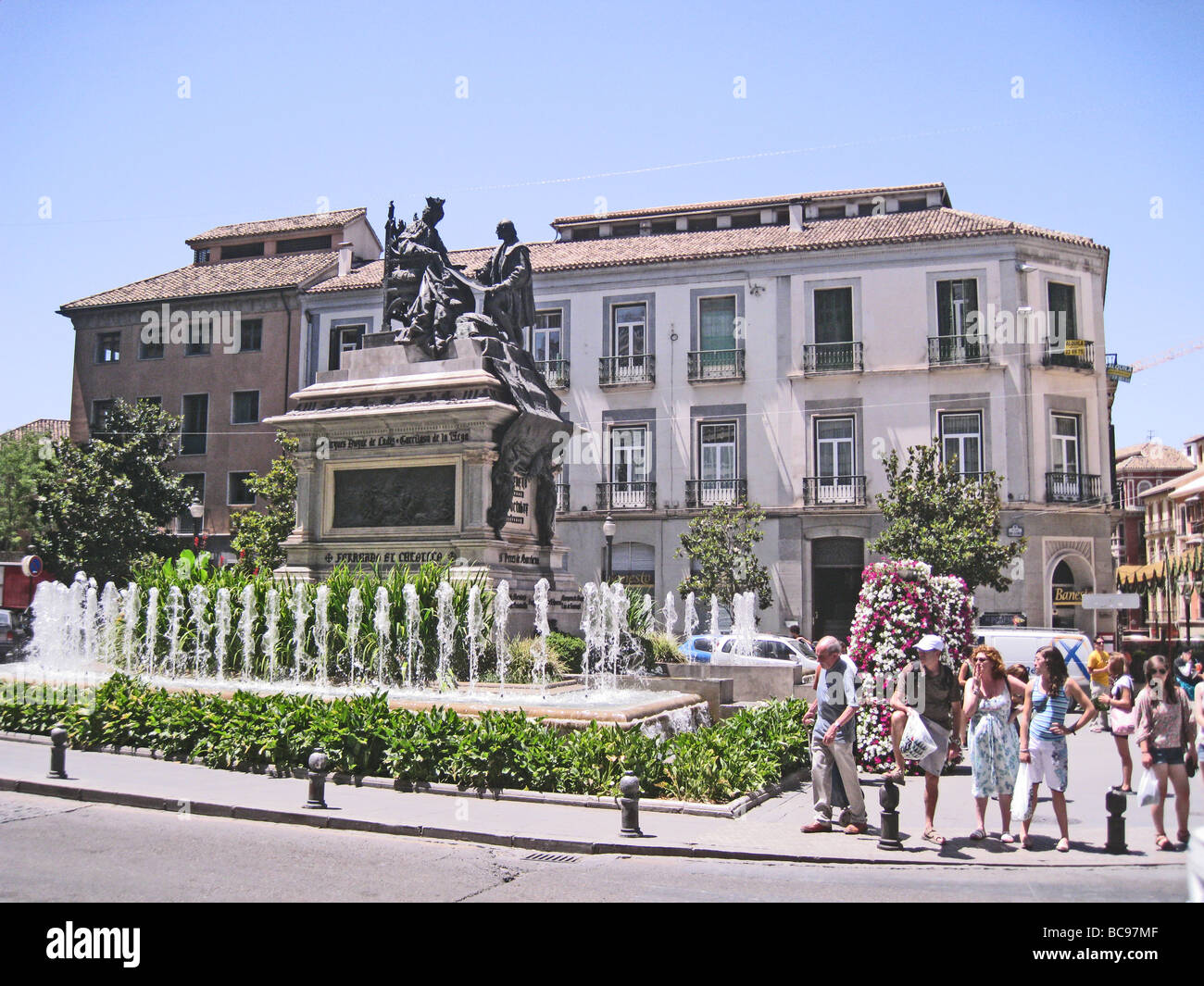 GRANADA, Spanien. Statue von Königin Isabella und Columbus in der Plaza
