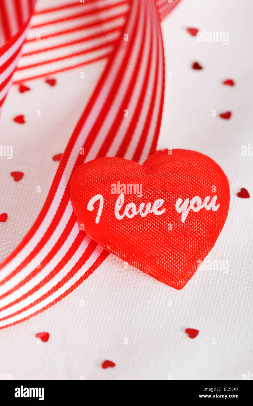 Ich liebe dich Liebe Herz mit rot-weiß gestreiften Band Valentinstag Thema vor weißem Hintergrund Stockfoto