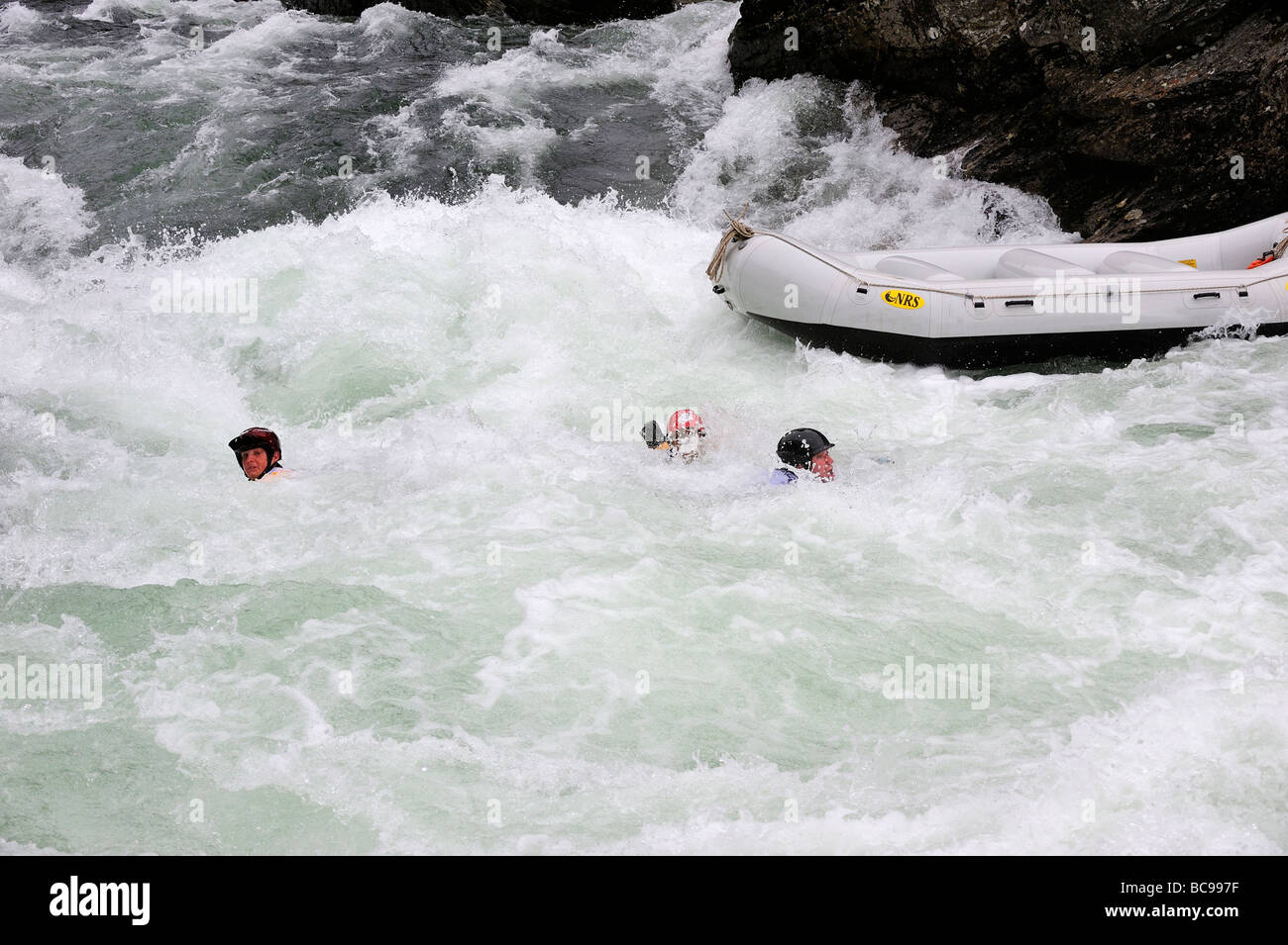 drei Personen über Bord von einem rafting-Boot Stockfoto