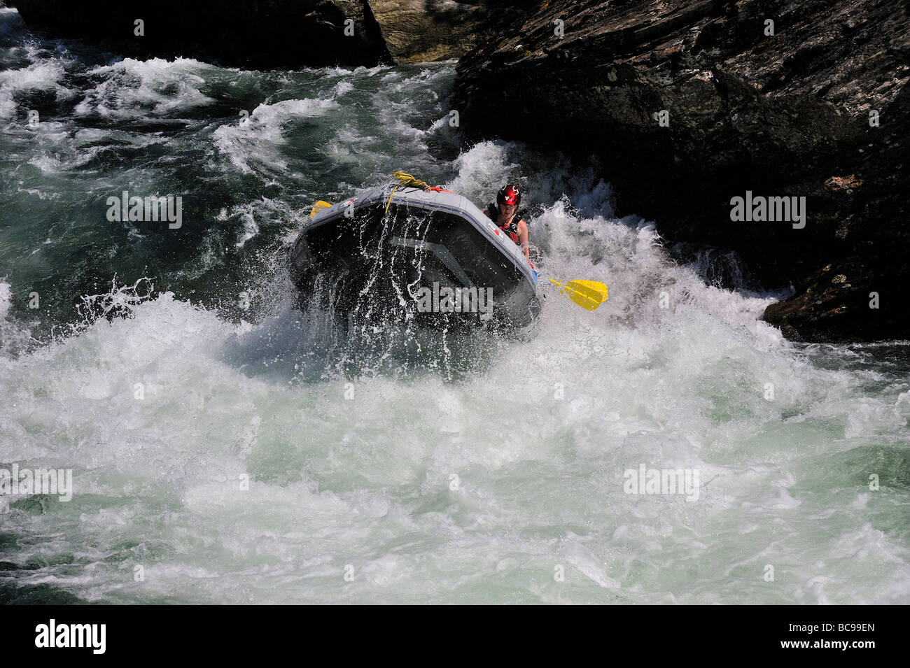 Wildwasser Sparren steuern Sie ihr Boot durch Stromschnellen Stockfoto