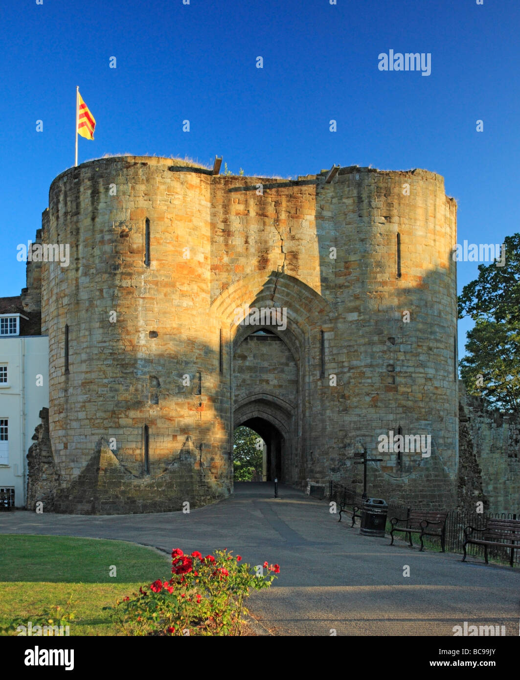 Eingangstor zum Tonbridge Castle, Kent, England, Großbritannien. Stockfoto