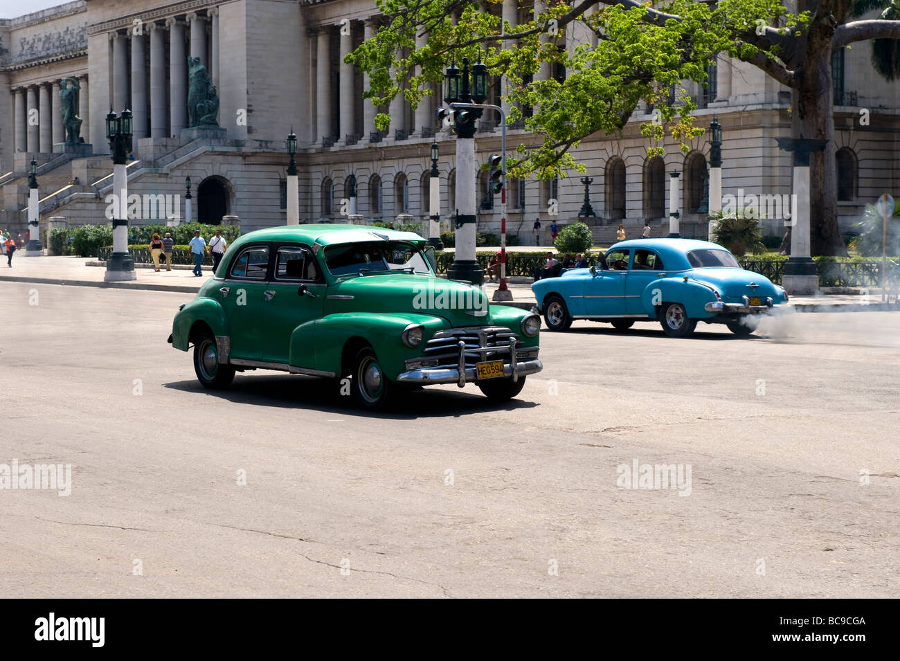 Amerikanische Oldtimer werden über Havanna, vorwiegend als lokales Taxi gefunden. Auspuff Federn folgen sie wie Jet Trails. Stockfoto