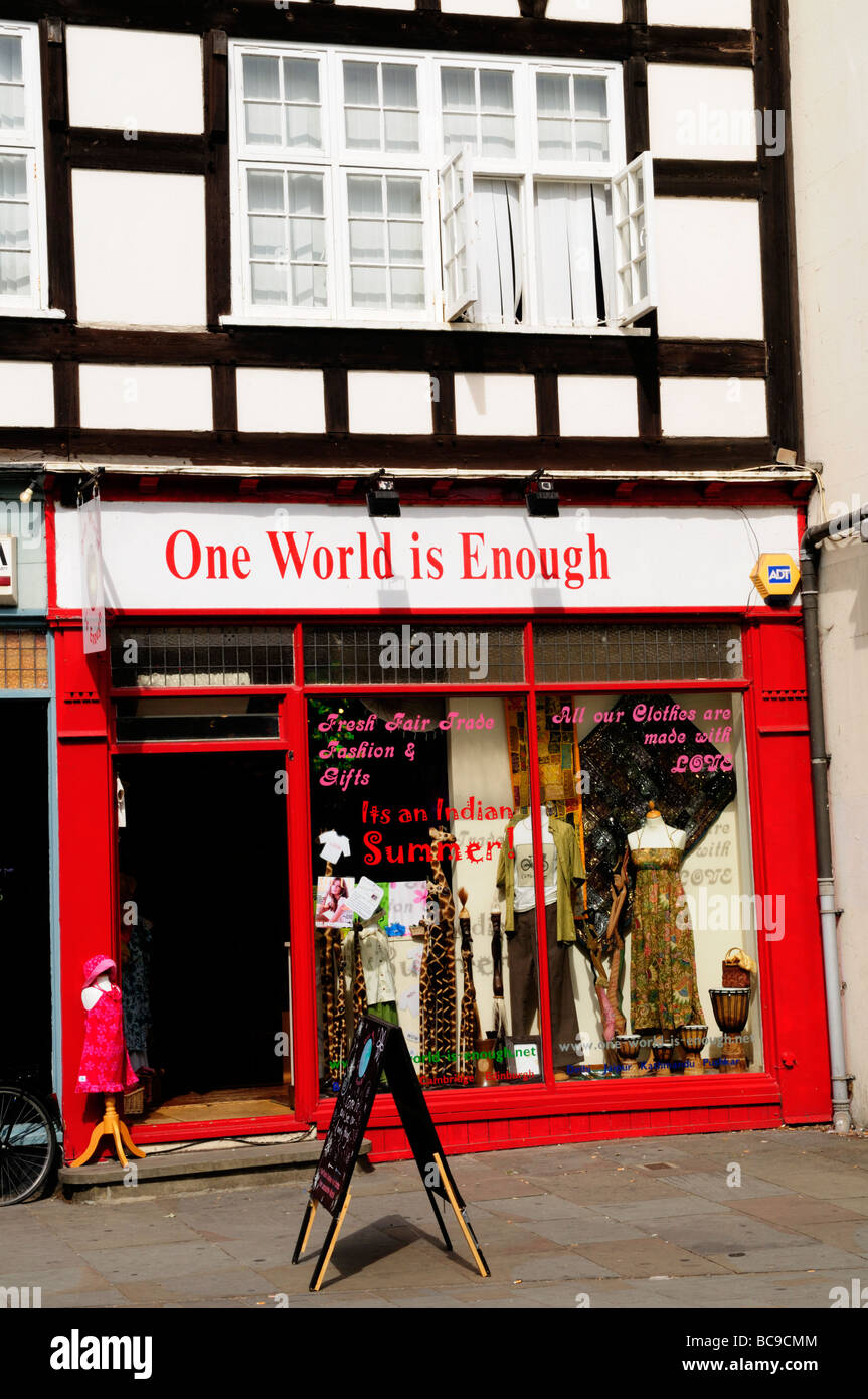 "Eine Welt ist genug" Kleidung Shop im Bridge Street, Cambridge England UK Stockfoto