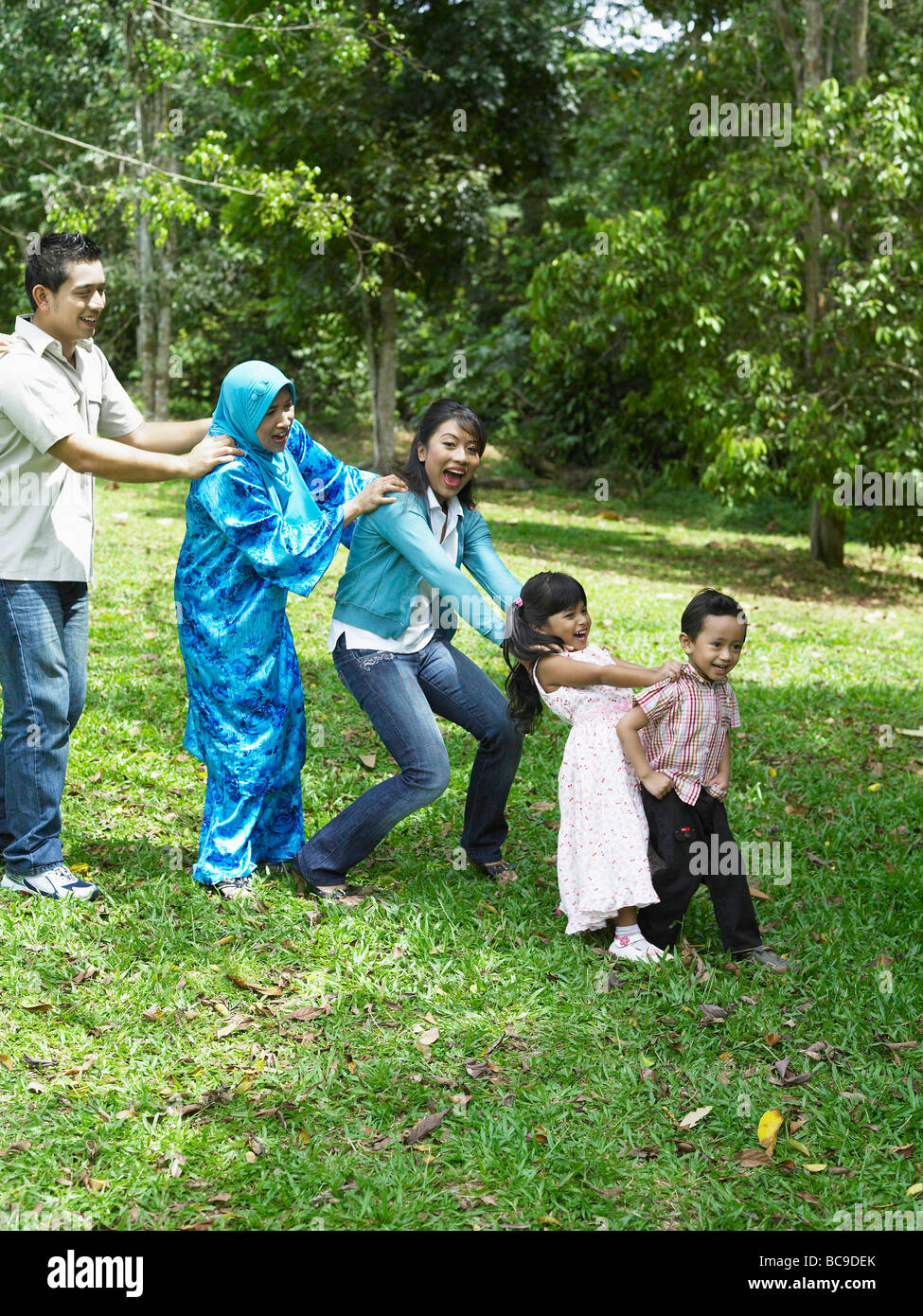 Familie Spaß spielen im Trhe Park Stockfoto