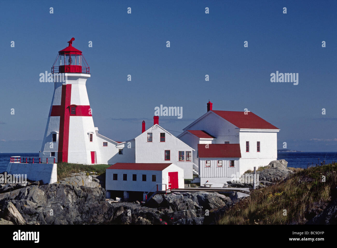 EAST QUODDY HEAD LIGHTHOUSE auf CAMPOBELLO ISLAND ist unverwechselbar mit seinen knackigen weißen rot außen Kanada Stockfoto