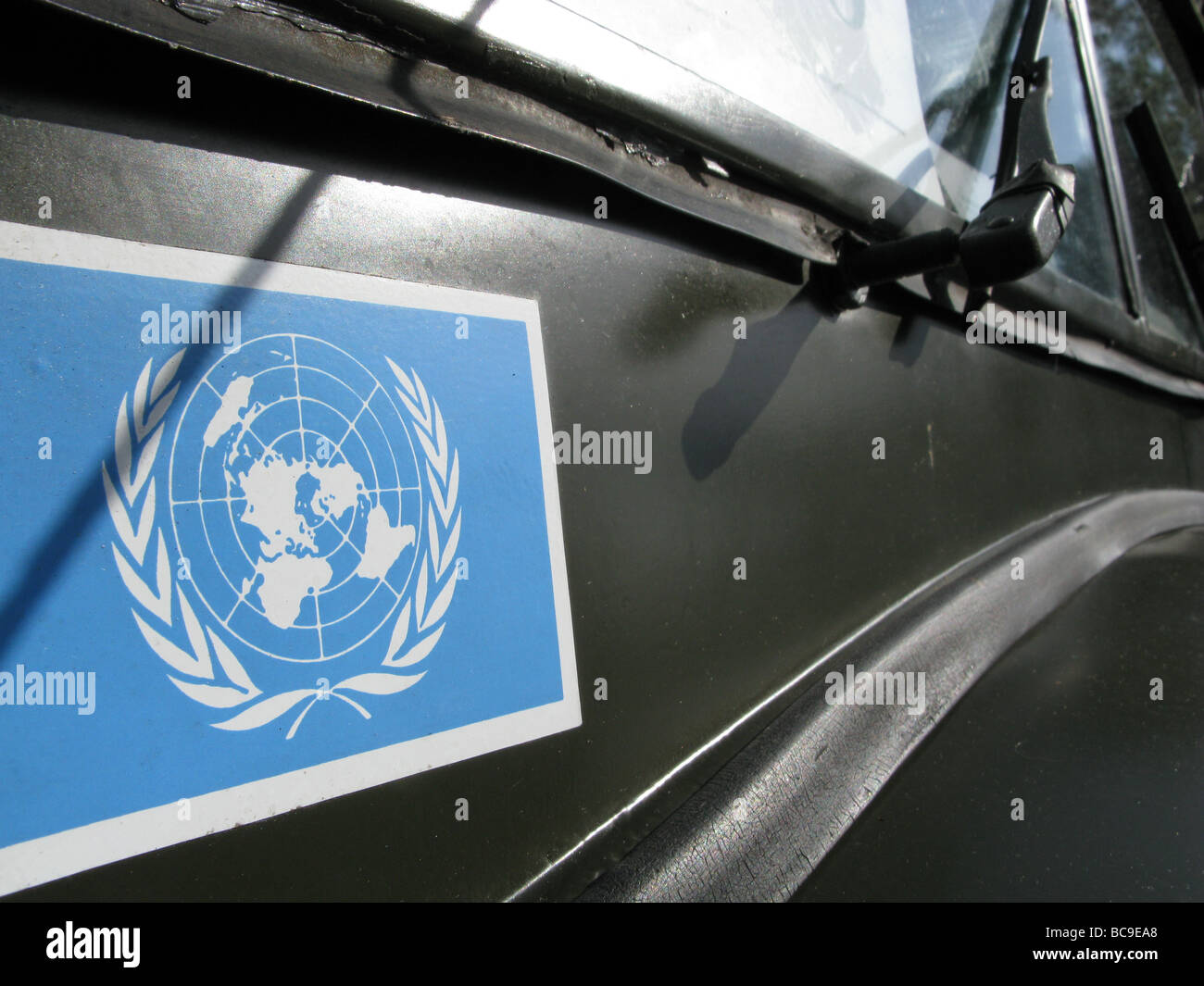UN Flagge Aufkleber auf LKW-LKW-Fenster Stockfoto