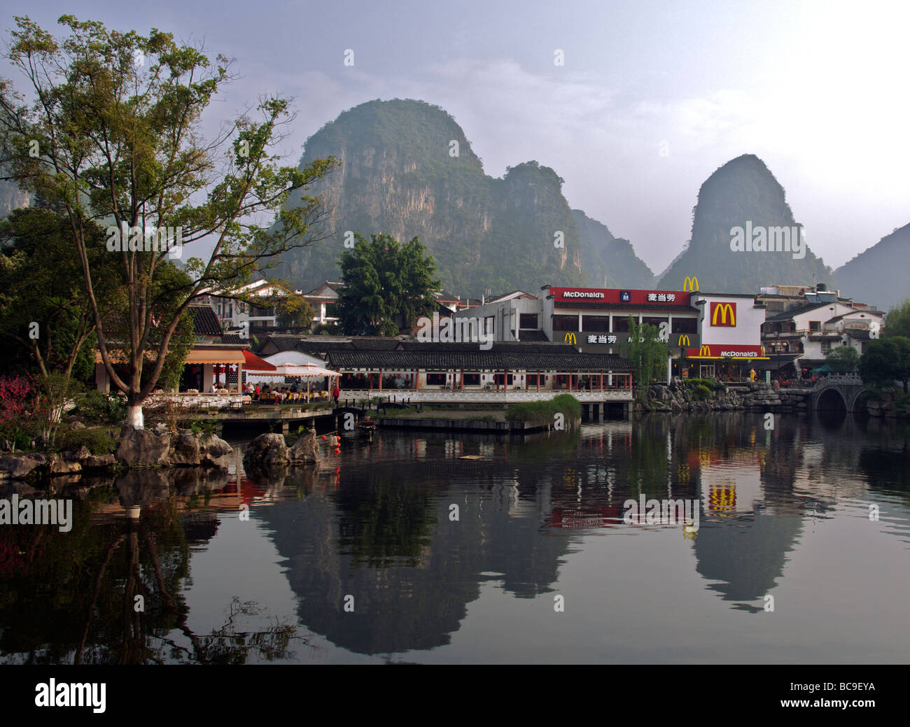 Moderne Entwicklung und Mangel an städtebaulichen Yangshuo Guangxi China Stockfoto