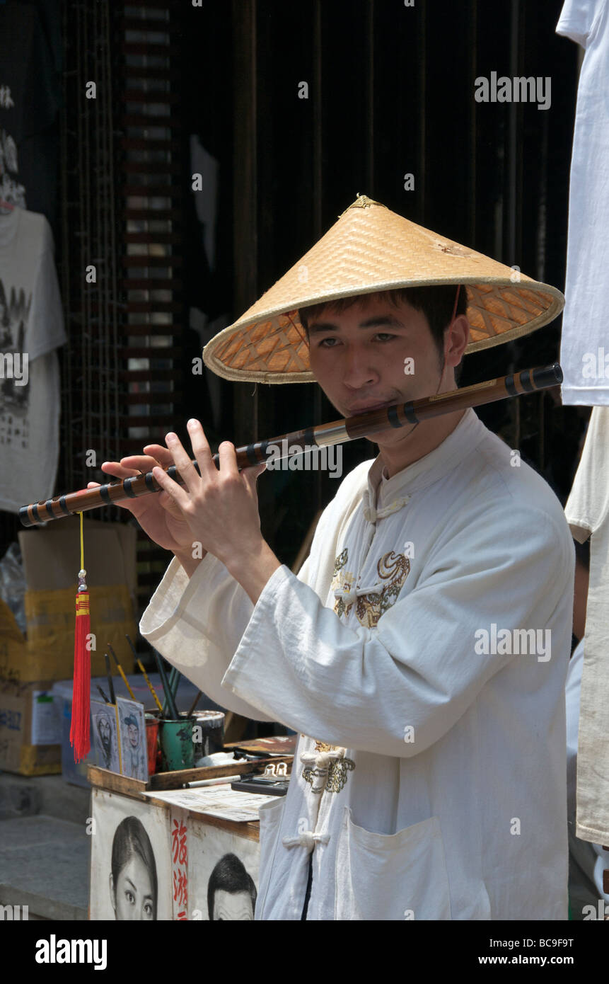 Krämer spielt Querflöte Yangshuo Guangxi China Stockfoto