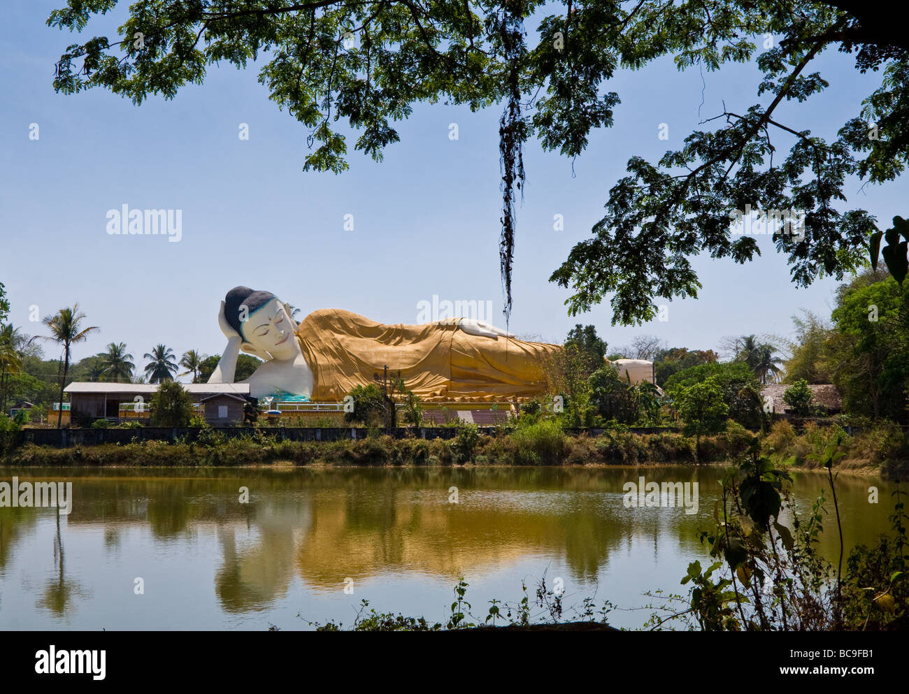 Große Statue des liegenden Buddha in Bago, Myanmar Stockfoto