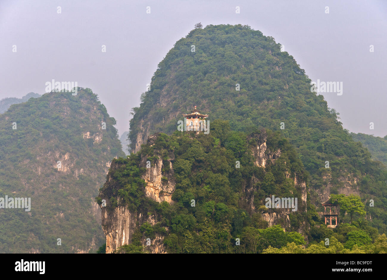 Tempel und Karst über Yangshuo Guangxi China Stockfoto